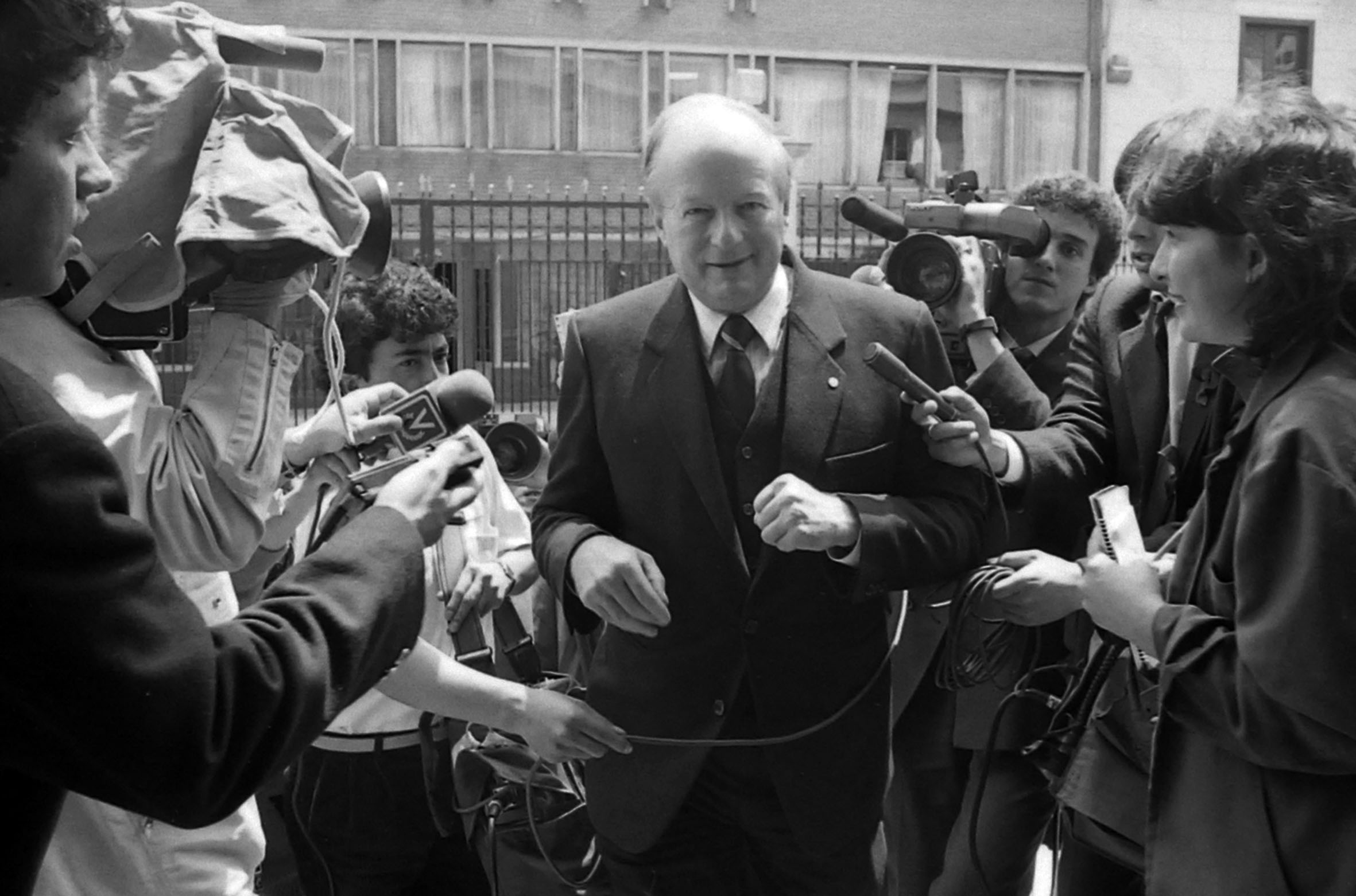La historia de Low Murtra: el ministro que desafió a Pablo Escobar y pagó con su vida