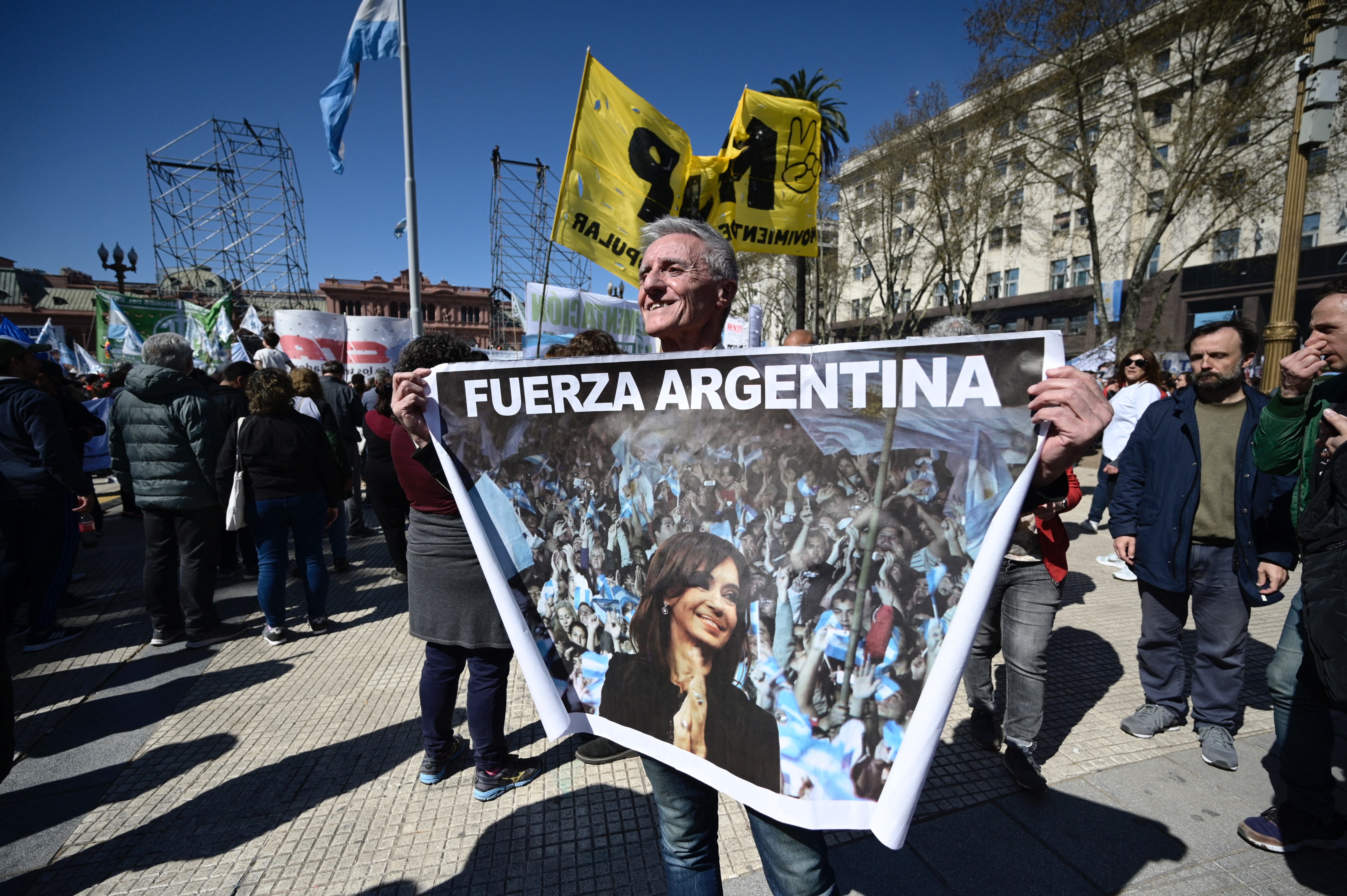 Los partidarios de la vicepresidenta argentina Cristina Fernández de Kirchner se reúnen en la Plaza de Mayo de Buenos Aires el 2 de septiembre de 2022. - Mensajes de conmoción y solidaridad llegaron de todo el mundo el viernes después de que un hombre intentara dispararle a la vicepresidenta argentina Cristina Fernández de Kirchner en un ataque capturado en video.
