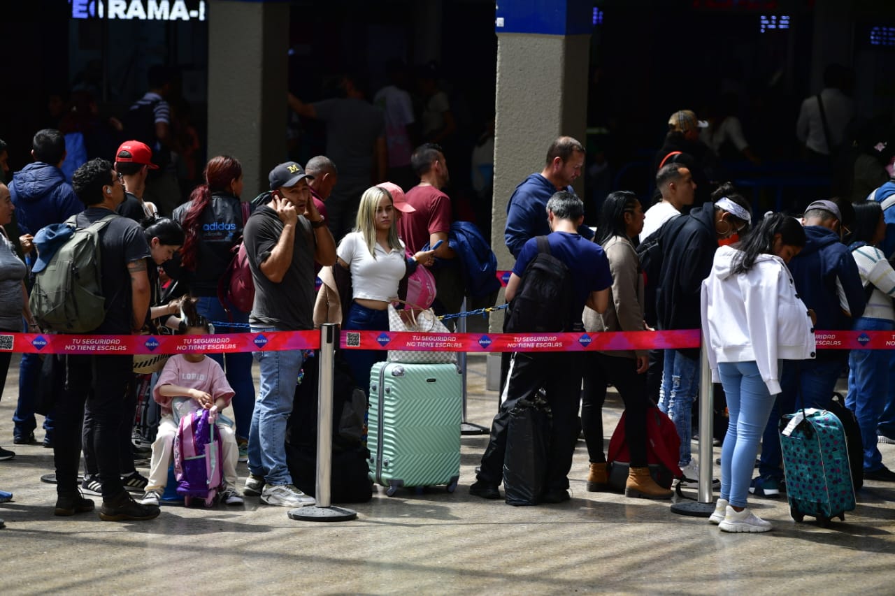 Este viernes, 29 de diciembre, se contempla que alrededor de 70.000 habitantes de la capital han salido de la ciudad desde las terminales.