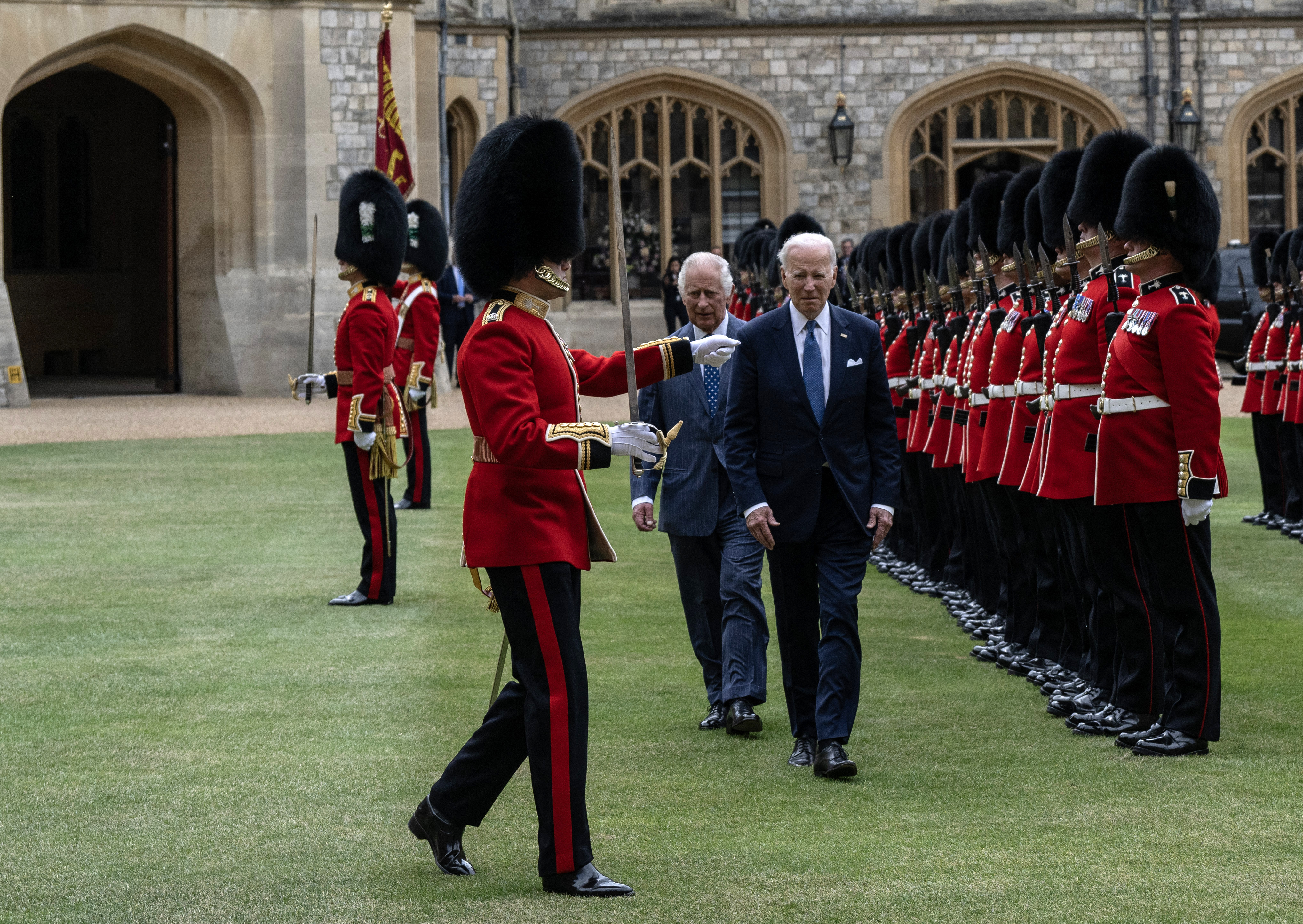 También se acusó a Biden de haber violado el protocolo cuando caminó por delante del rey Carlos III durante la inspección de la Guardia de Honor, frente a los terrenos del Castillo de Windsor.