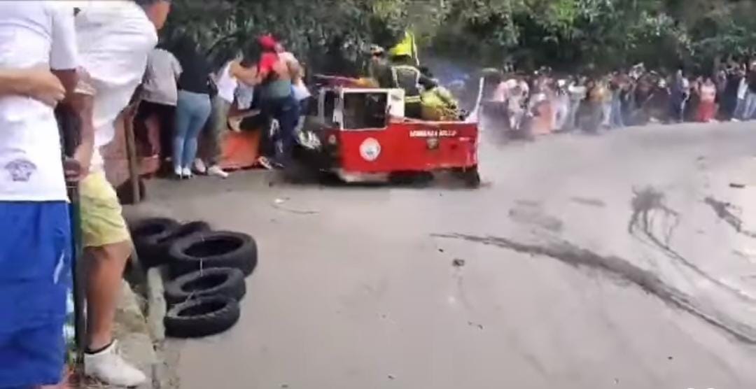 Carro de los bomberos se accidentó en una carrera de balineras en Bello, Antioquia