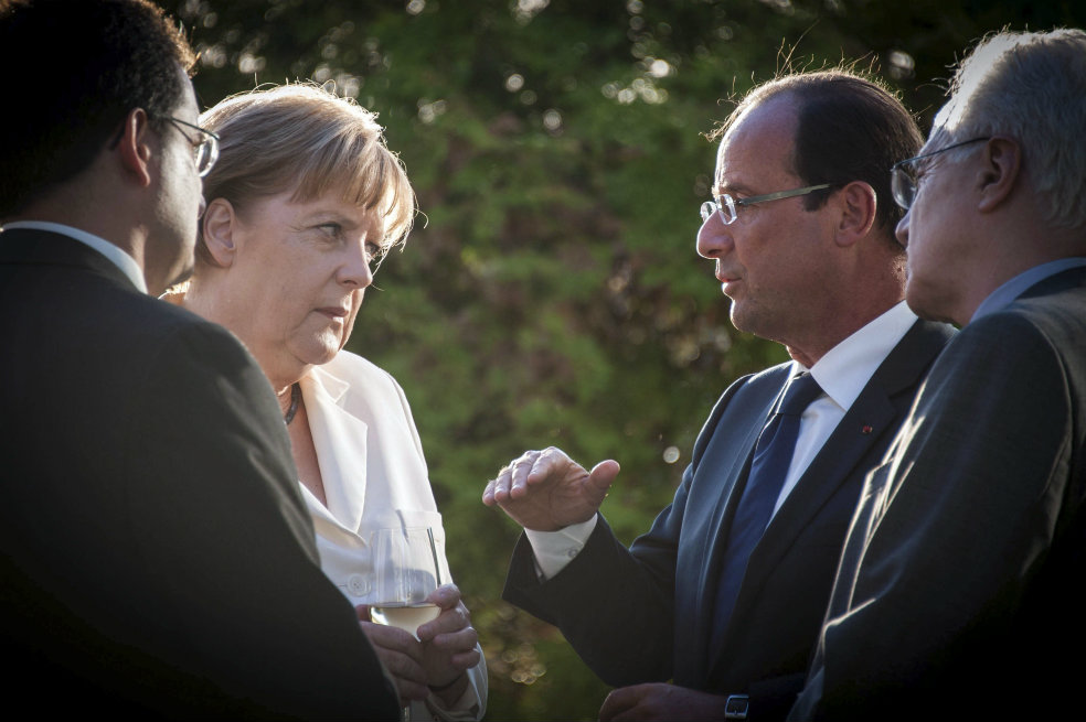 Ángela Merkel, canciller de Alemania, dialoga con François Hollande, presidente de Francia.  / EFE