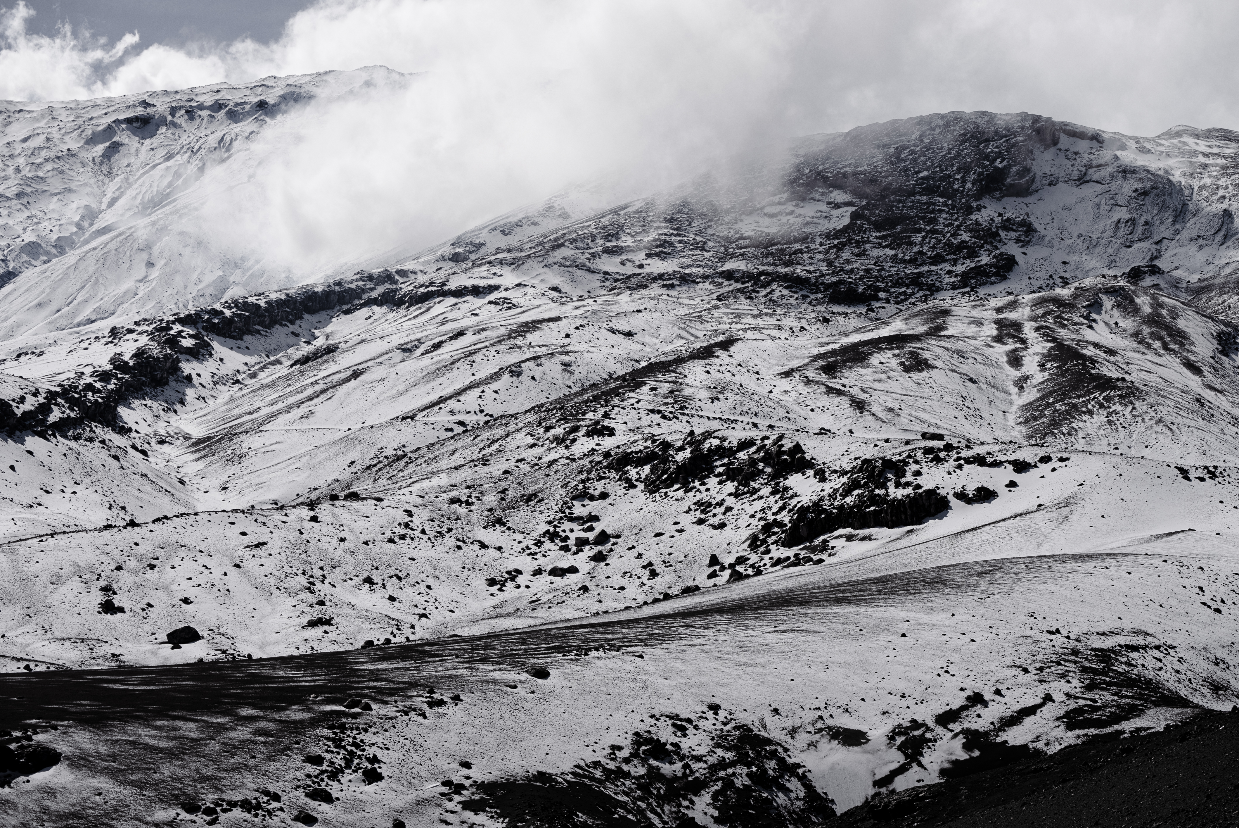 El Nevado del Ruiz, visto desde sus laderas cubiertas de ceniza y nieve. La erupción del 13 de noviembre de 1985 fue la segunda más mortal del siglo XX, superada solo por la del Monte Pelée (Martinica, 1902). /Santiago Ramírez.