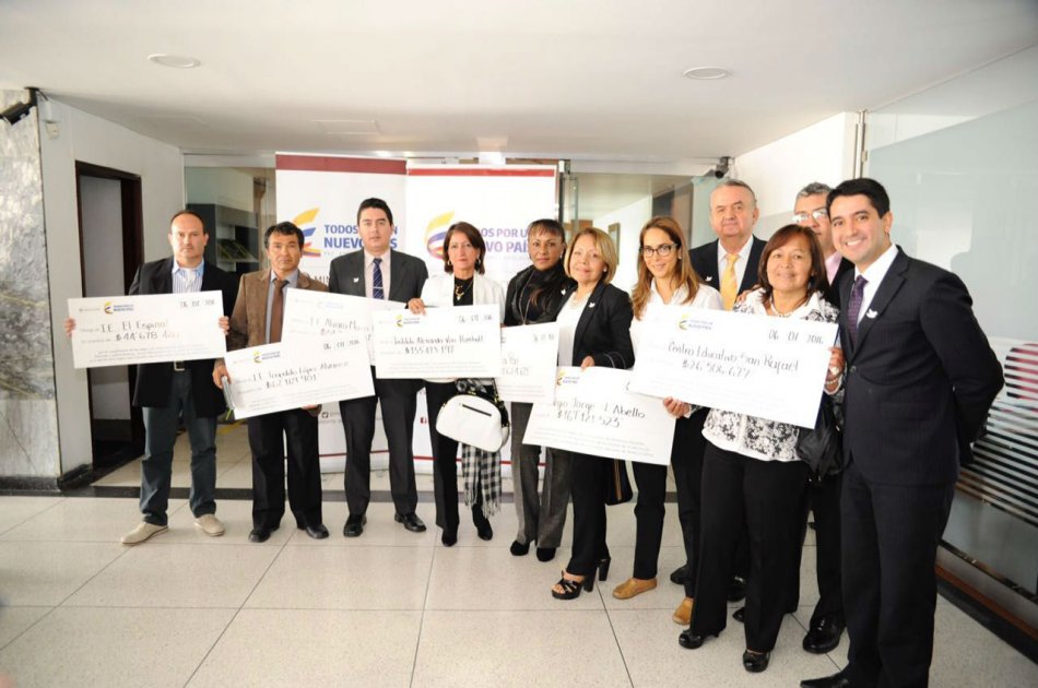 La ministra Gina Parody hizo entrega a cada rector de los cheques con los incentivos económicos. / Ministerio de Educación