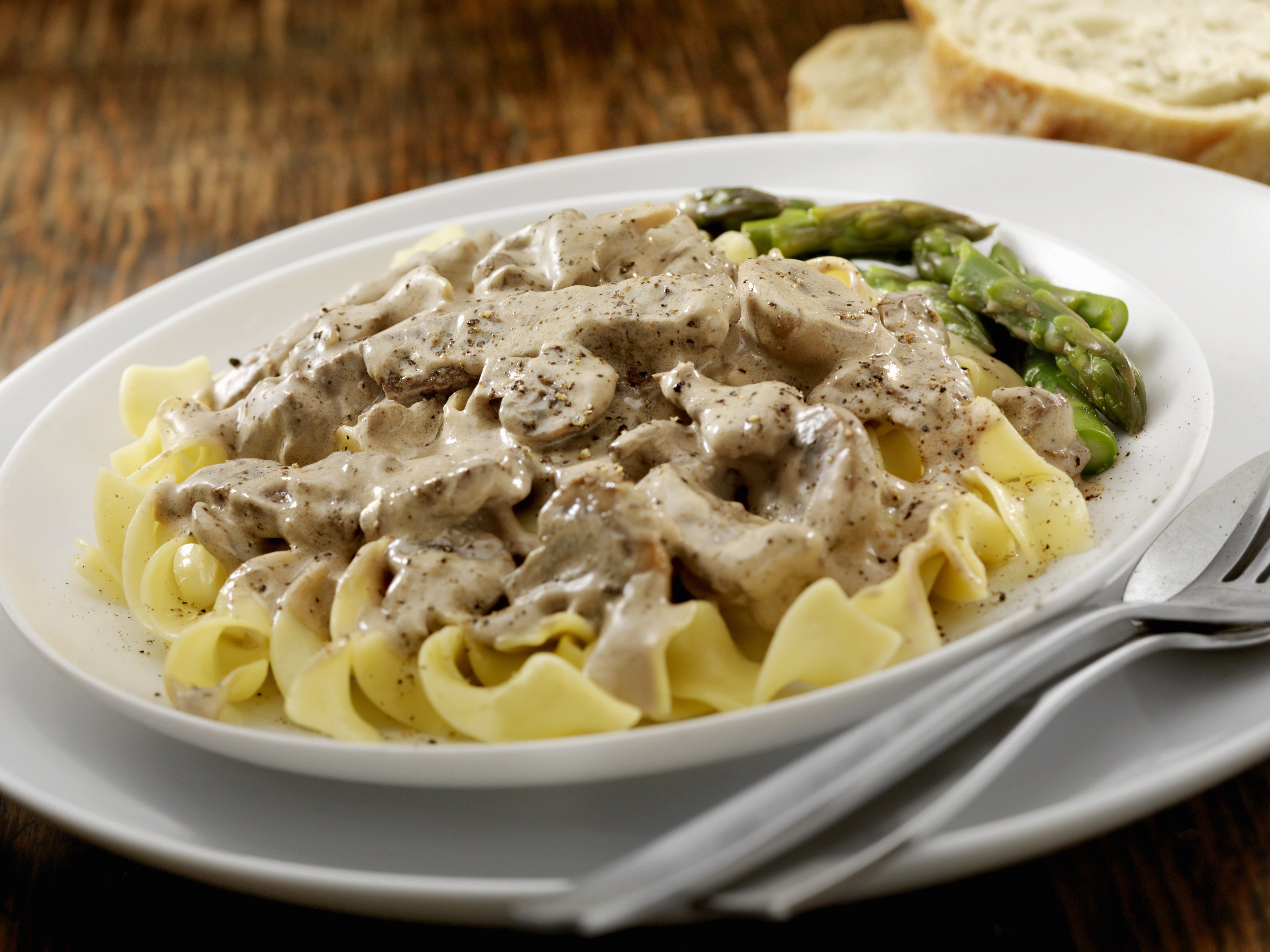 Pasta con pollo en salsa stroganoff, una receta para preparar en casa