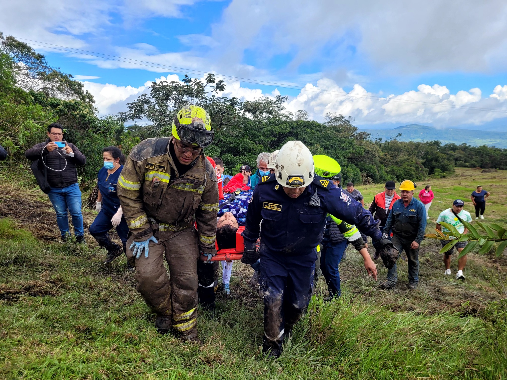 Así fue el rescate del hombre que quedó atrapado en bus accidentado en Moniquirá