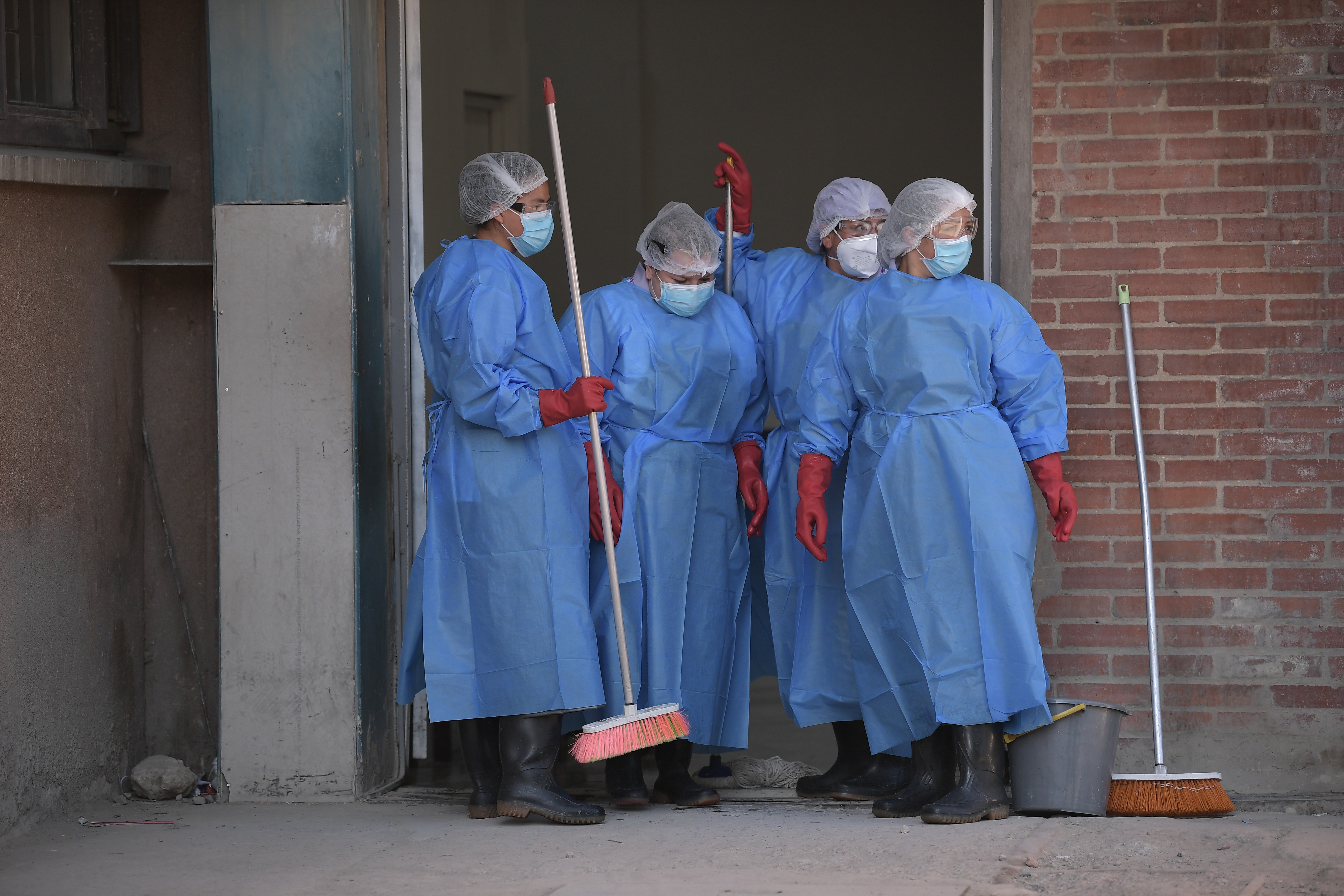 El Ejército Nacional entrega refrigerios en reconocimiento a la labor que desempeña el equipo médico, de seguridad y servicios generales durante el Covid-19.