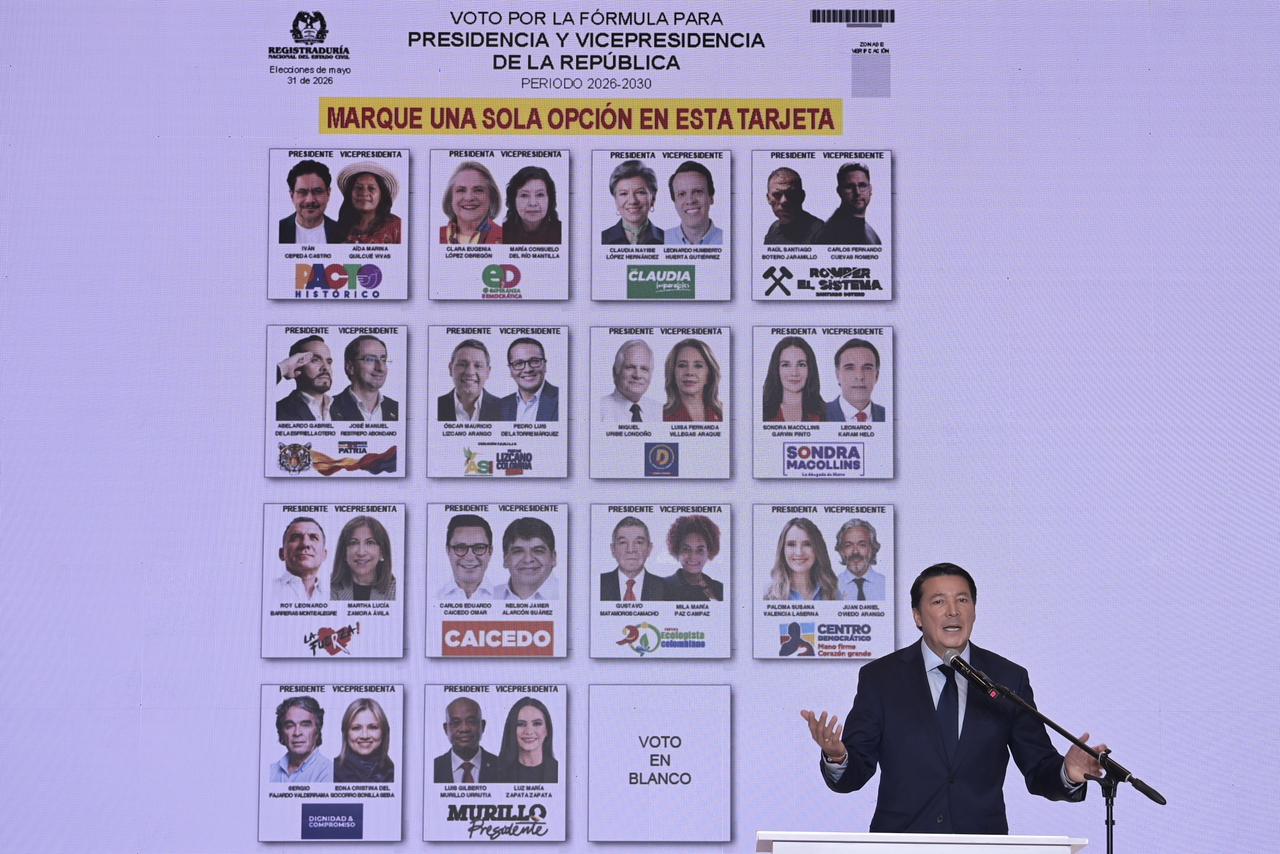 El registrador Hernán Penagos con el tarjetón de la primera vuelta presidencial.