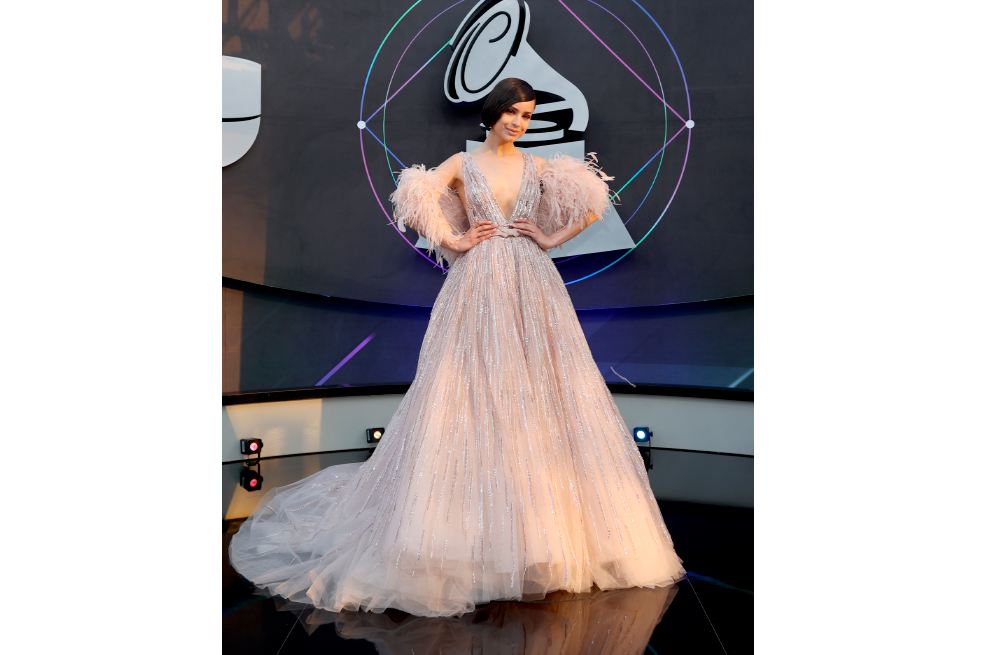 Estos fueron los 'looks' de algunos artistas en la alfombra roja de los Latín Grammy,