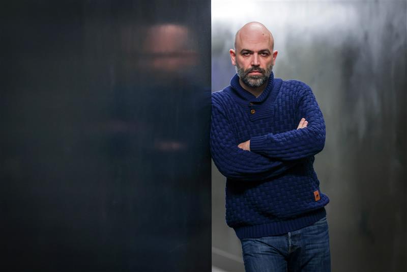 El escritor y periodista Roberto Saviano abandonó Italia en octubre de 2014, tras conocer que la mafia planeaba asesinarlo.