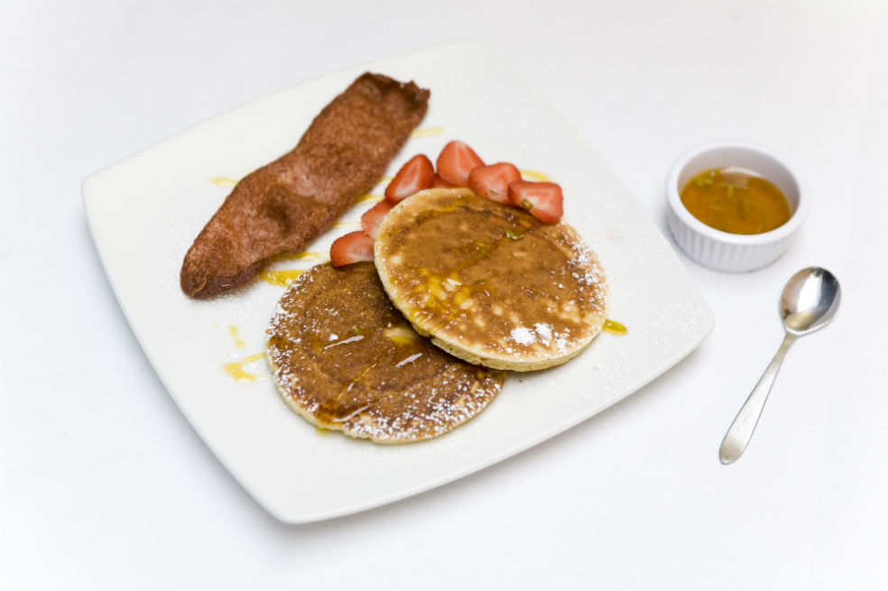 Pancakes de avena con tocineta de pavo y miel de naranja