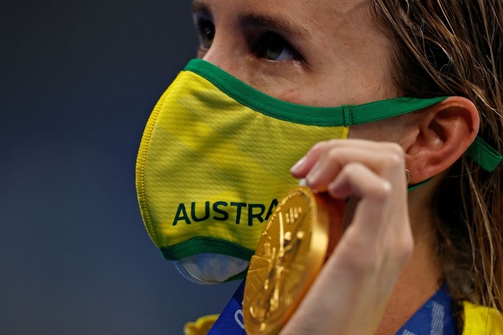 La australiana Emma McKeon fue la dominadora principal de la piscina y una de las máximas figuras de Tokio 2020. McKeon subió en siete ocasiones al podio y se llevó cuatro medallas de oro y tres de bronce. La nadadora igualó la marca de Mariya Gorokhovskaya en Helsinki 1952. McKeon, no conforme con eso, se llevó los triunfos en los 100 y los 50 metros estilo libre con sendos récords olímpicos.