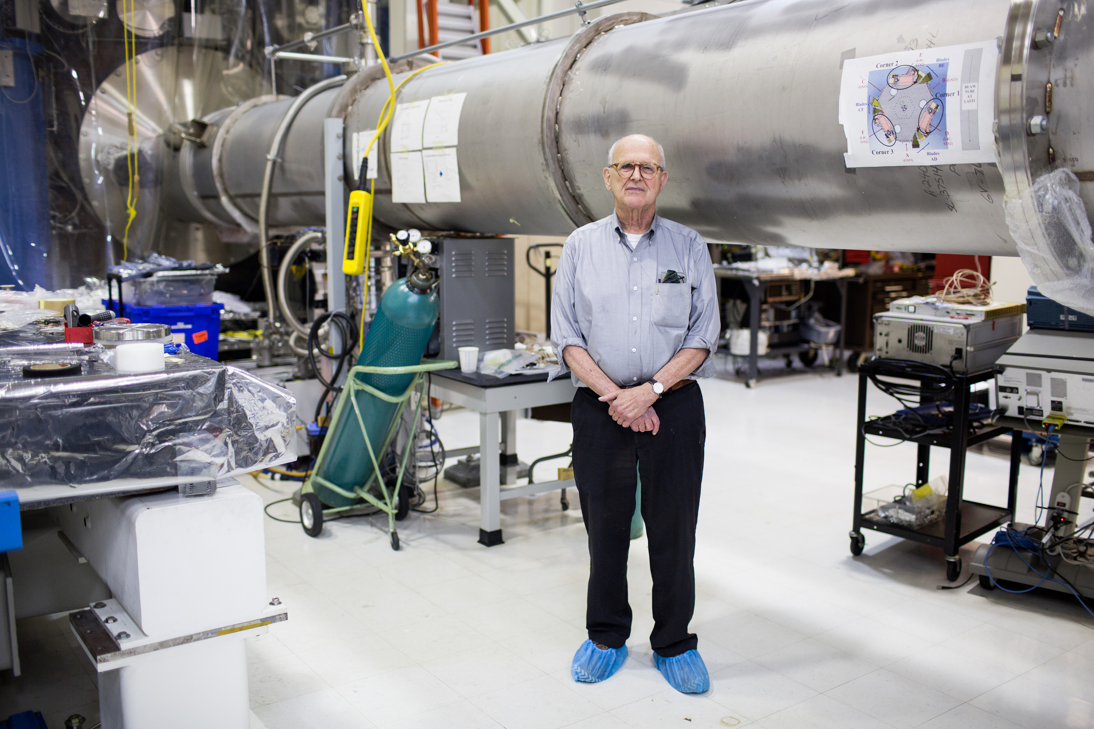 Rainer Weiss en el Laser Interferometer Gravitational-Wave Observatory Lab, LIGO.