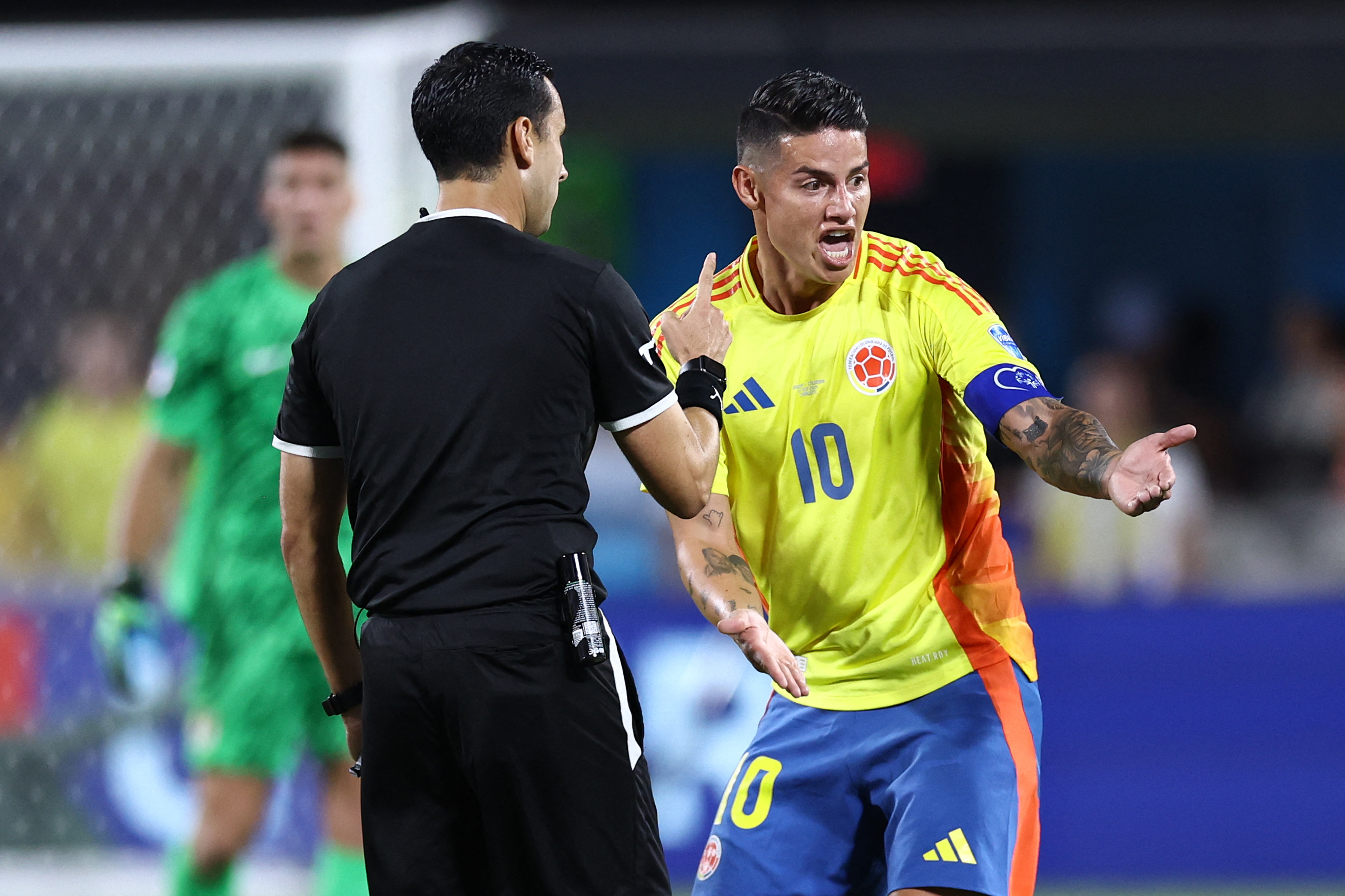 El fuerte regaño de Lorenzo a James cuando casi se hace expulsar contra Uruguay