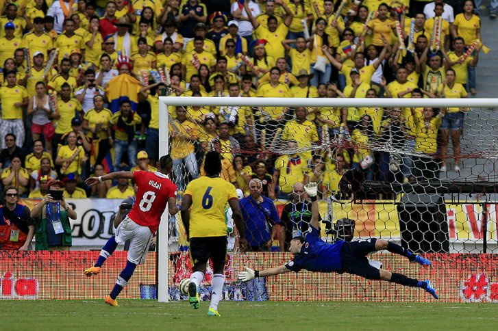 Arturo Vidal marca el primer gol de Chile ante Colombia en Barranquilla para las eliminatorias a Brasil 2014. Foto: AFP