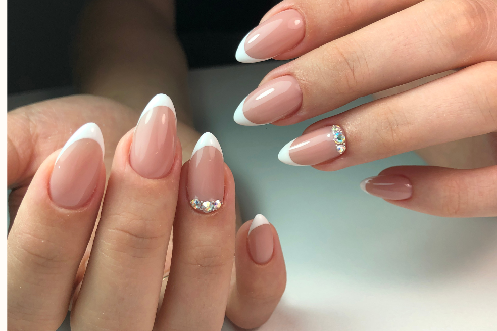 Estas son las uñas almendradas decoradas de moda para este otoño-invierno