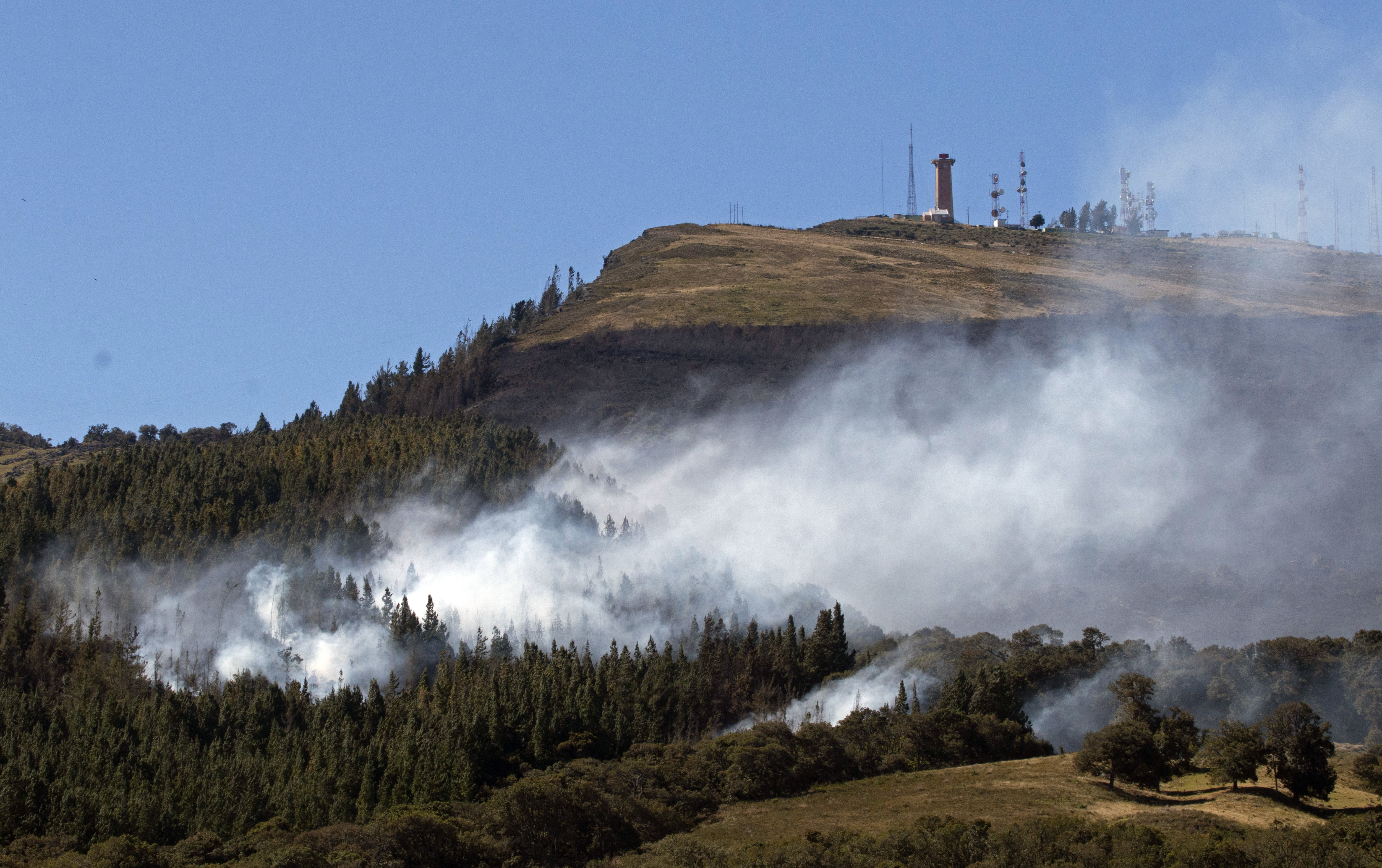 AME1862. SANTURBÁN (COLOMBIA), 24/01/2024.- Vista hoy de un incendio forestal cerca al páramo de Berlín en el nudo de Santurbán, en Santander (Colombia). Decenas de hectáreas de vegetación de alta montaña han sido consumidas por un incendio en el páramo de Berlín, crucial para el abastecimiento de agua potable del noreste de Colombia, informaron este miércoles las autoridades. El páramo de Berlín hace parte del sistema de páramos de Santurbán, una de las principales reservas de agua potable del país y está incluido entre los Parques Nacionales. EFE/ Mario Caicedo