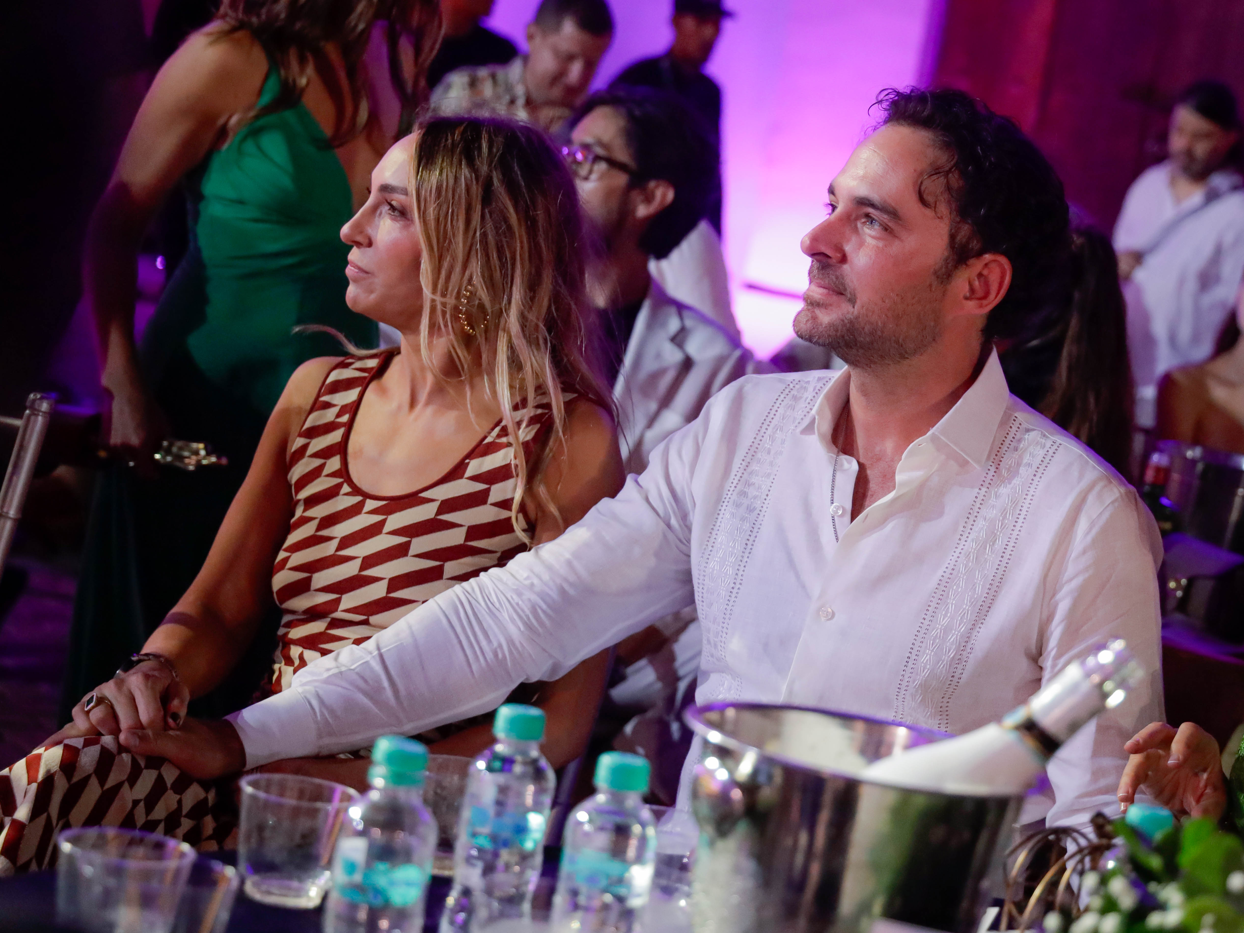 Manolo Cardona y Valeria Santos, su esposa.