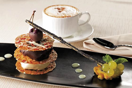 Crujiente de almendra con helado de chocolate y macadamia