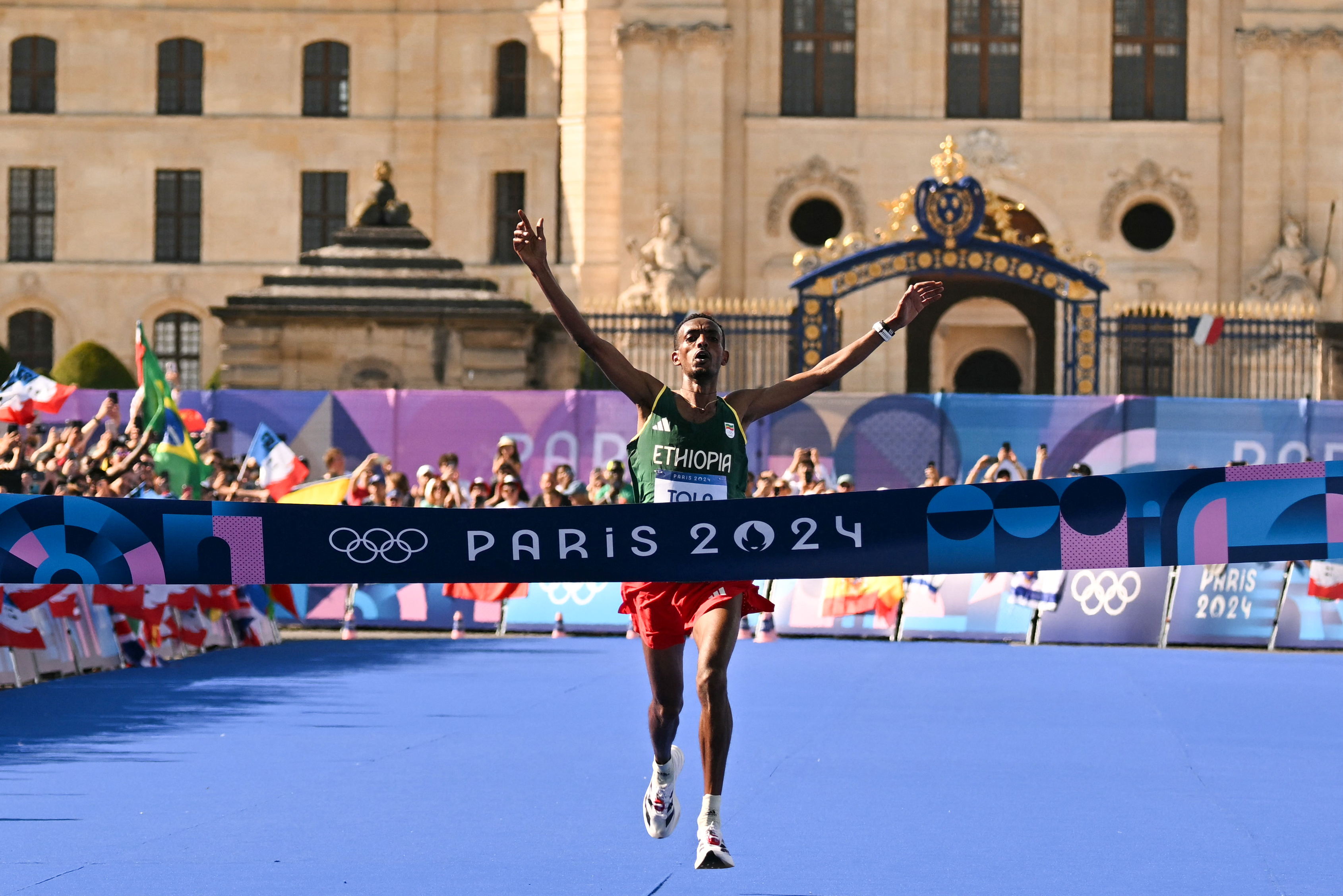 Tamirat Tola gana el maratón olímpico, Kipchoge abandona y no logra su tercer oro