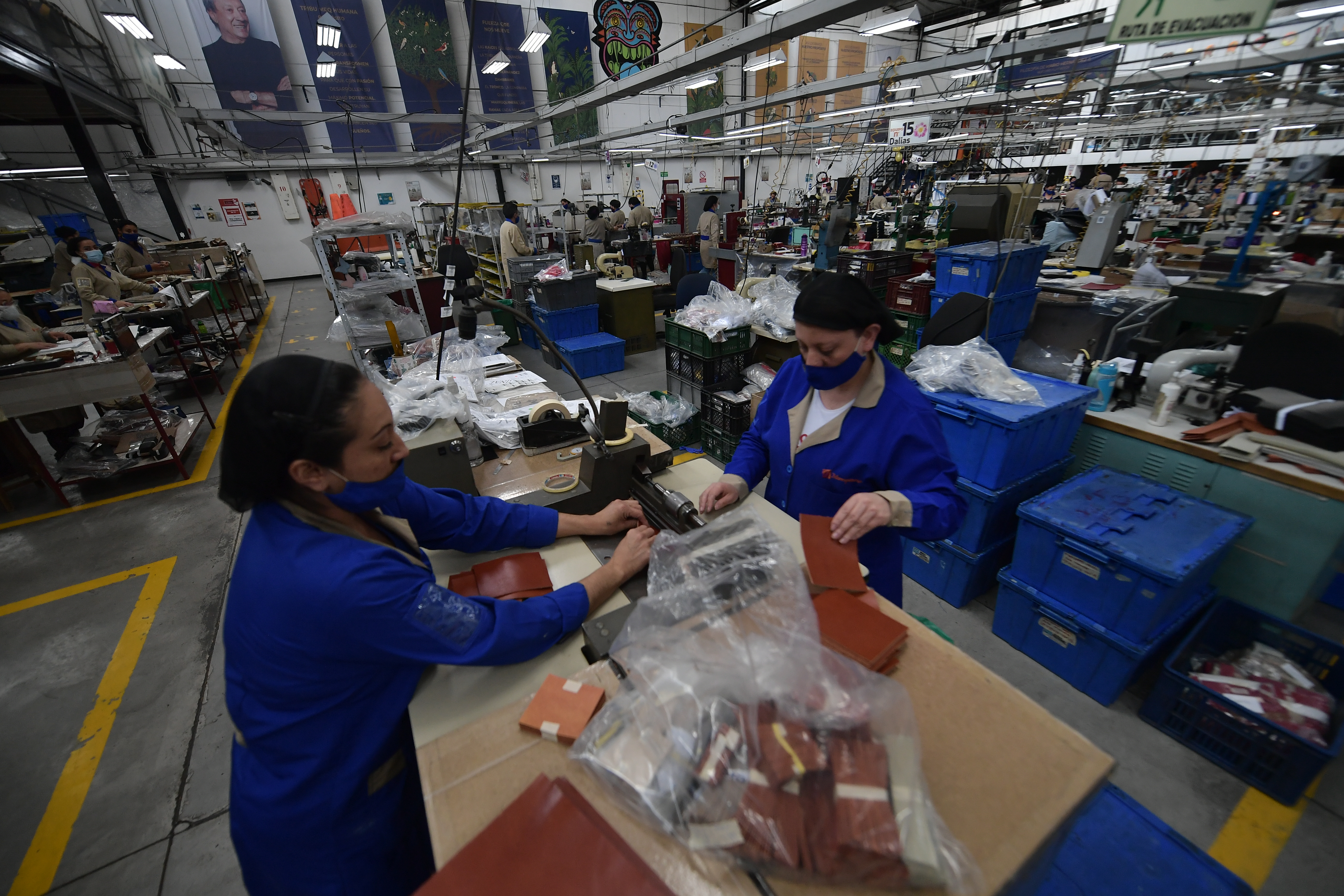 Fabrica de accesorios en cuero fundada por Mario Hernandez