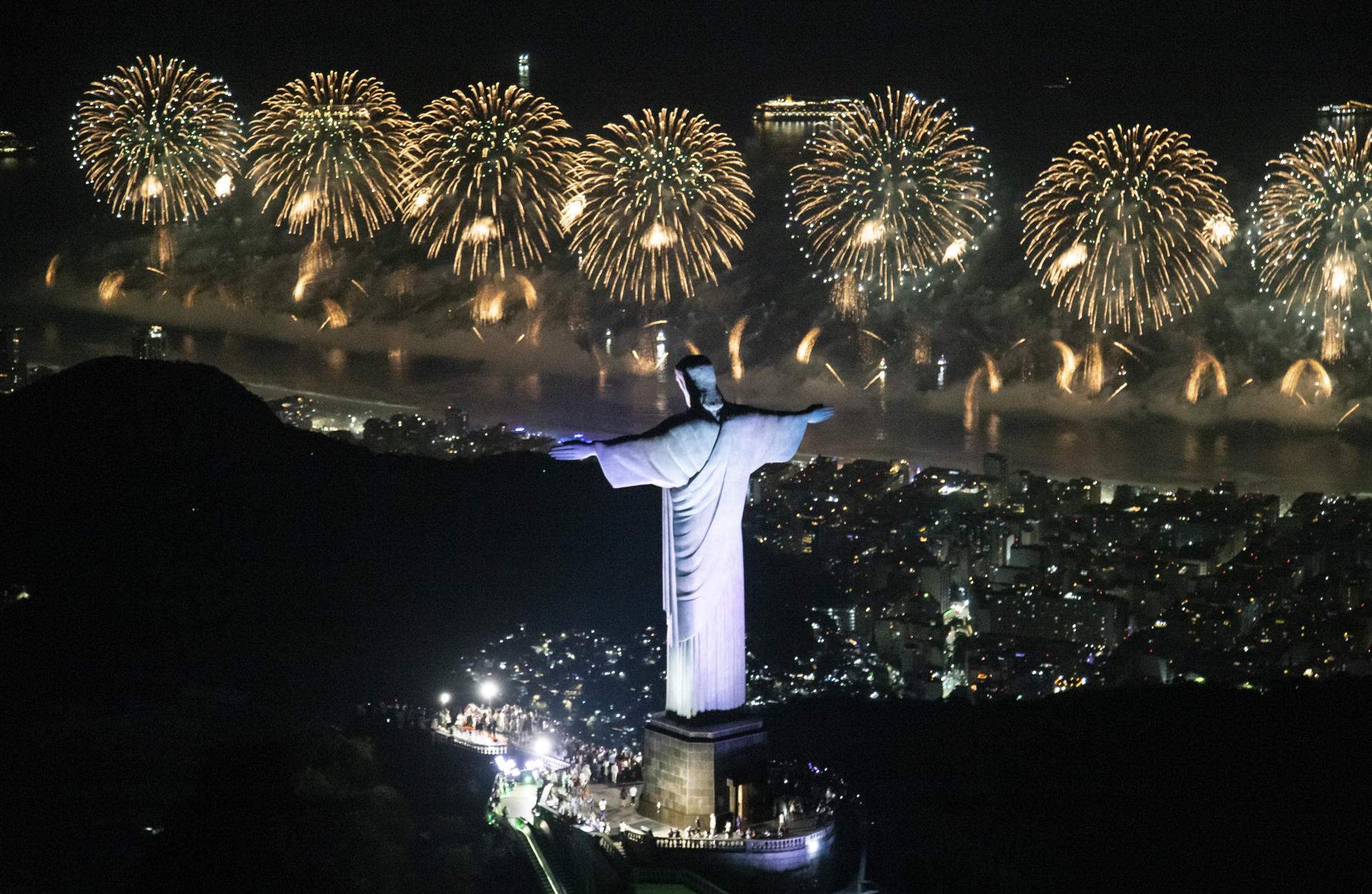 AME1403. RÍO DE JANEIRO (BRASIL), 31/12/2025.- Fotografía cedida por la Alcaldía de Río de Janeiro que muestra el monumento del Cristo Redentor y fuegos artificiales sobre la playa de Copacabana este miércoles, en Río de Janeiro (Brasil). Además del espectáculo pirotécnico, las celebraciones de Año Nuevo en Río incluyen espectáculos de drones y diversos artistas en escenarios a lo largo de todo el litoral carioca. EFE/ Alcaldía de Río de Janeiro  /SOLO USO EDITORIAL/NO VENTAS/SOLO DISPONIBLE PARA ILUSTRAR LA NOTICIA QUE ACOMPAÑA (CRÉDITO OBLIGATORIO)