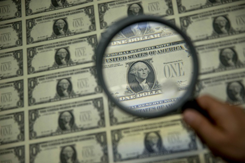 El dólar rompió este martes con su tendencia bajista. /Bloomberg.