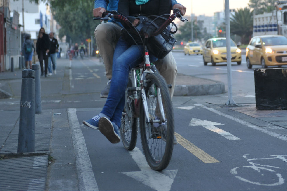 Desde árboles, puentes y postes ladrones atacan a ciclistas en Bogotá