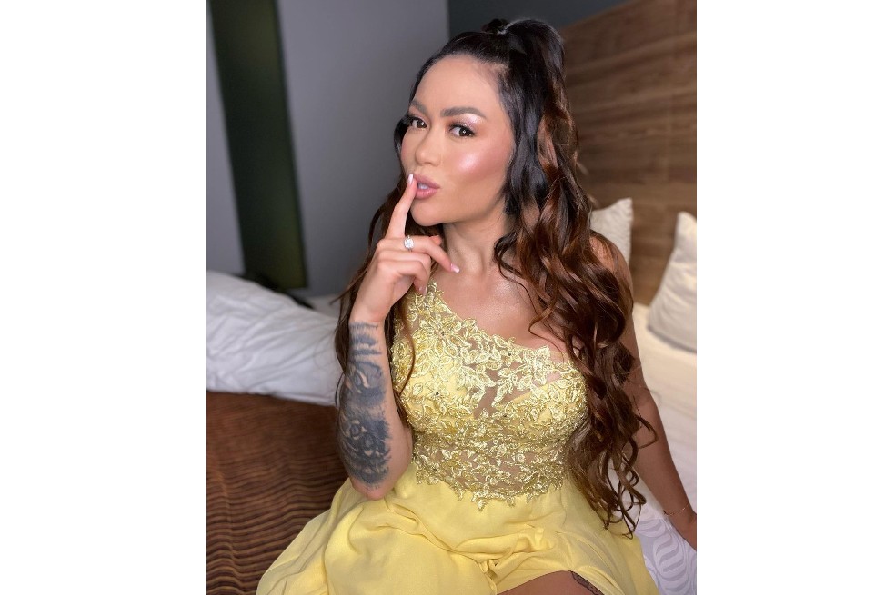 Epa Colombia escogió un vestido elegante de color amarillo con un encaje en la parte de arriba. Al igual que el de Yuranis León, también tenía una abertura en una de sus piernas.