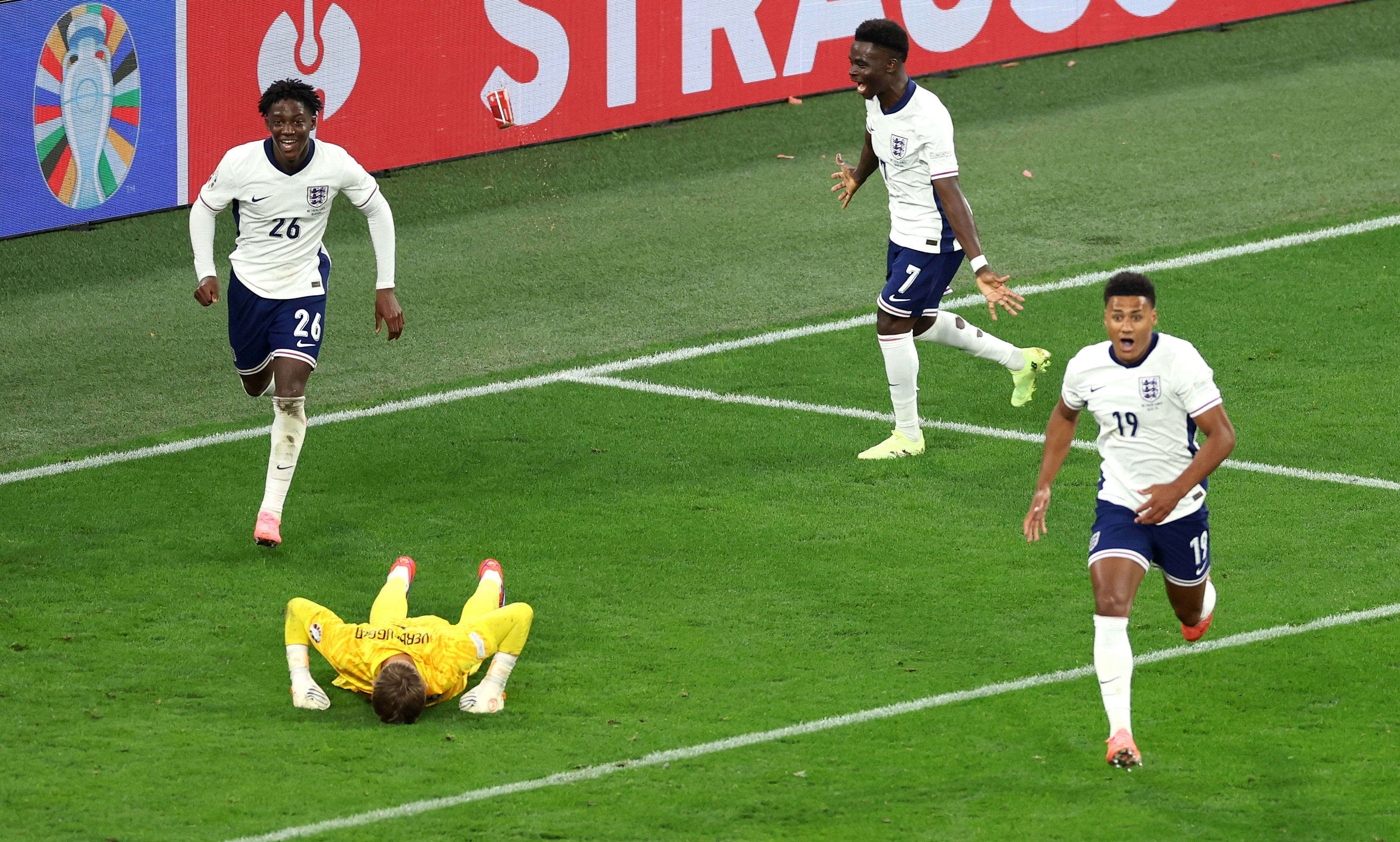 Dortmund (Germany), 10/07/2024.- Oliver Watkins (R) of England celebrates after scoring his team's second goal during the UEFA EURO 2024 semi-finals soccer match between Netherlands and England, in Dortmund, Germany, 10 July 2024. (Alemania, Países Bajos; Holanda) EFE/EPA/GEORGI LICOVSKI