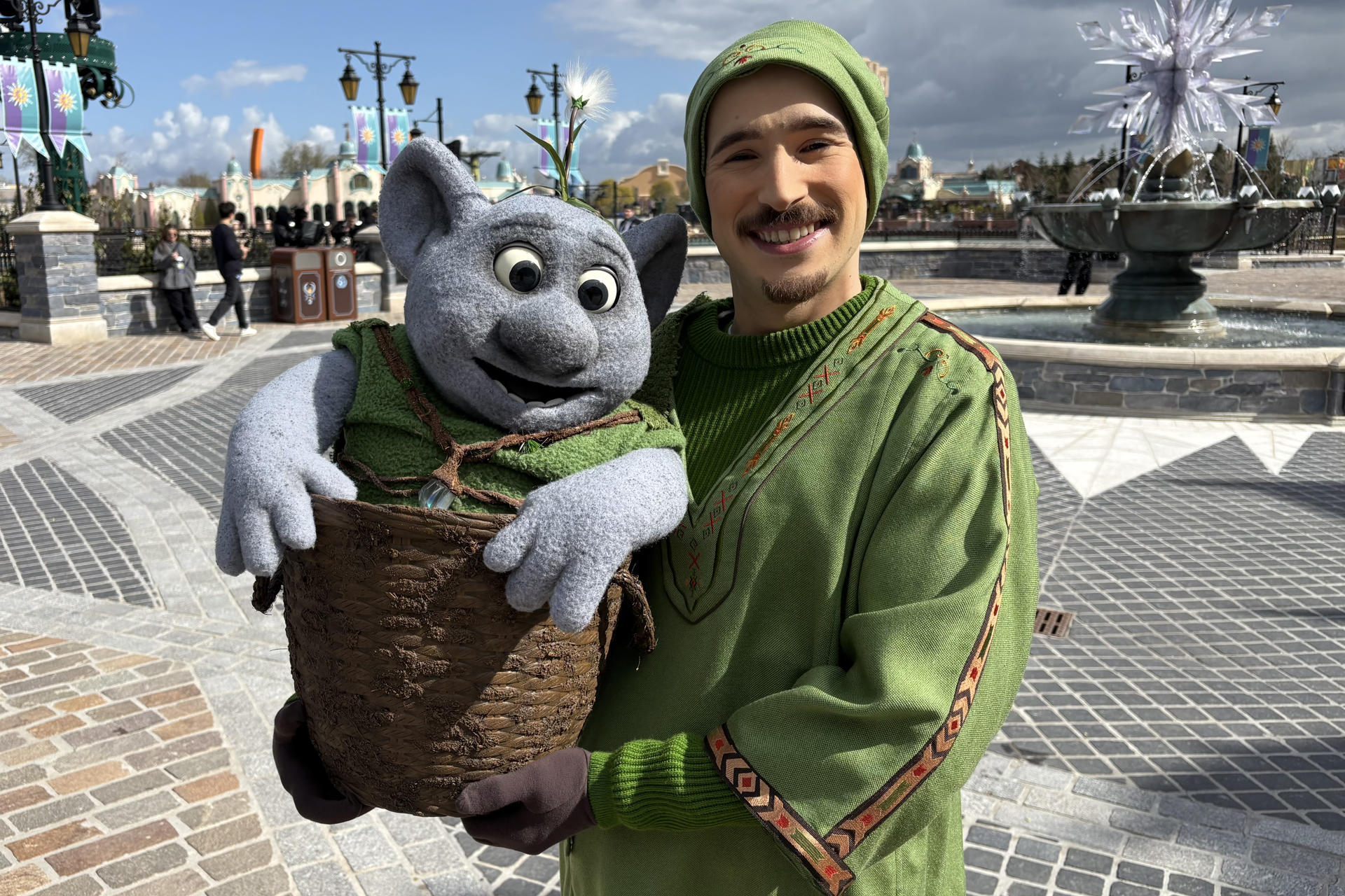 MARNE LA VALLÉE (FRANCIA), 28/03/2026.- Un trabajador del parque posa con ‘Mossie’, una criatura del bosque de las películas de Frozen en el Disney Adventure World. El parque de atracciones Disneyland París se prepara para inaugurar este domingo la expansión de su segundo espacio temático, que pasará a llamarse 'Disney Adventure World' y contará con una zona ambientada en las películas de 'Frozen'. EFE/ Pol Lloberas Cardona
