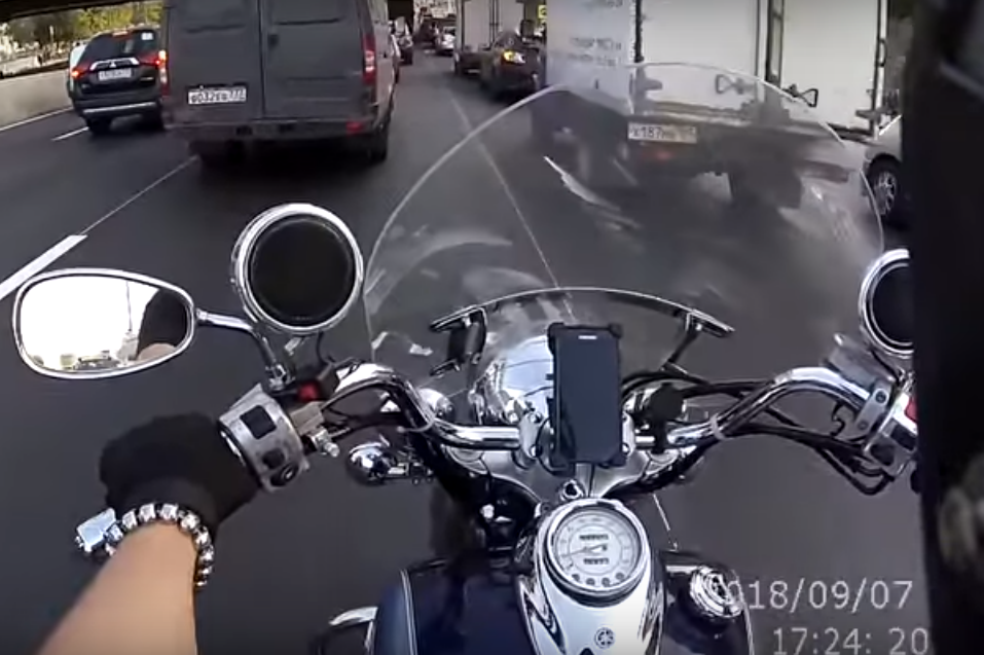Motociclista alcanza conductor que botó vaso en la autopista, lo intercepta y se lo ‘regresa’