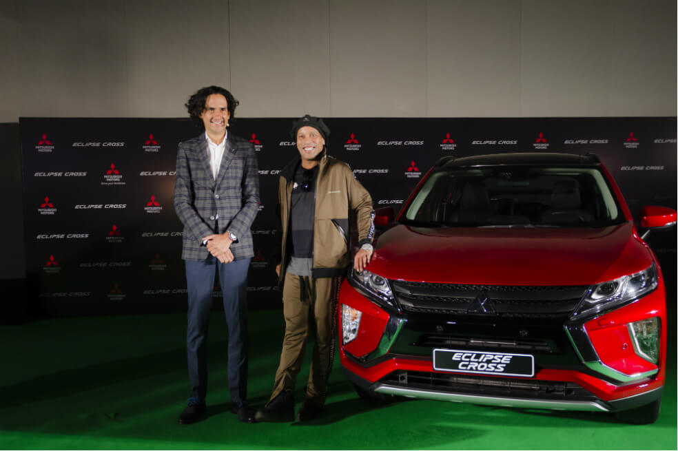 Marco Pastrana de la Cruz y Ronaldinho Gaucho en el lanzamiento del Mitsubishi Eclipse Cross  / Cortesía 