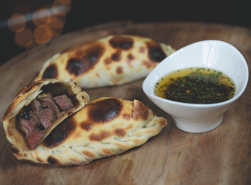 Pasos para preparar empanadas de res al cuchillo con chimichurri