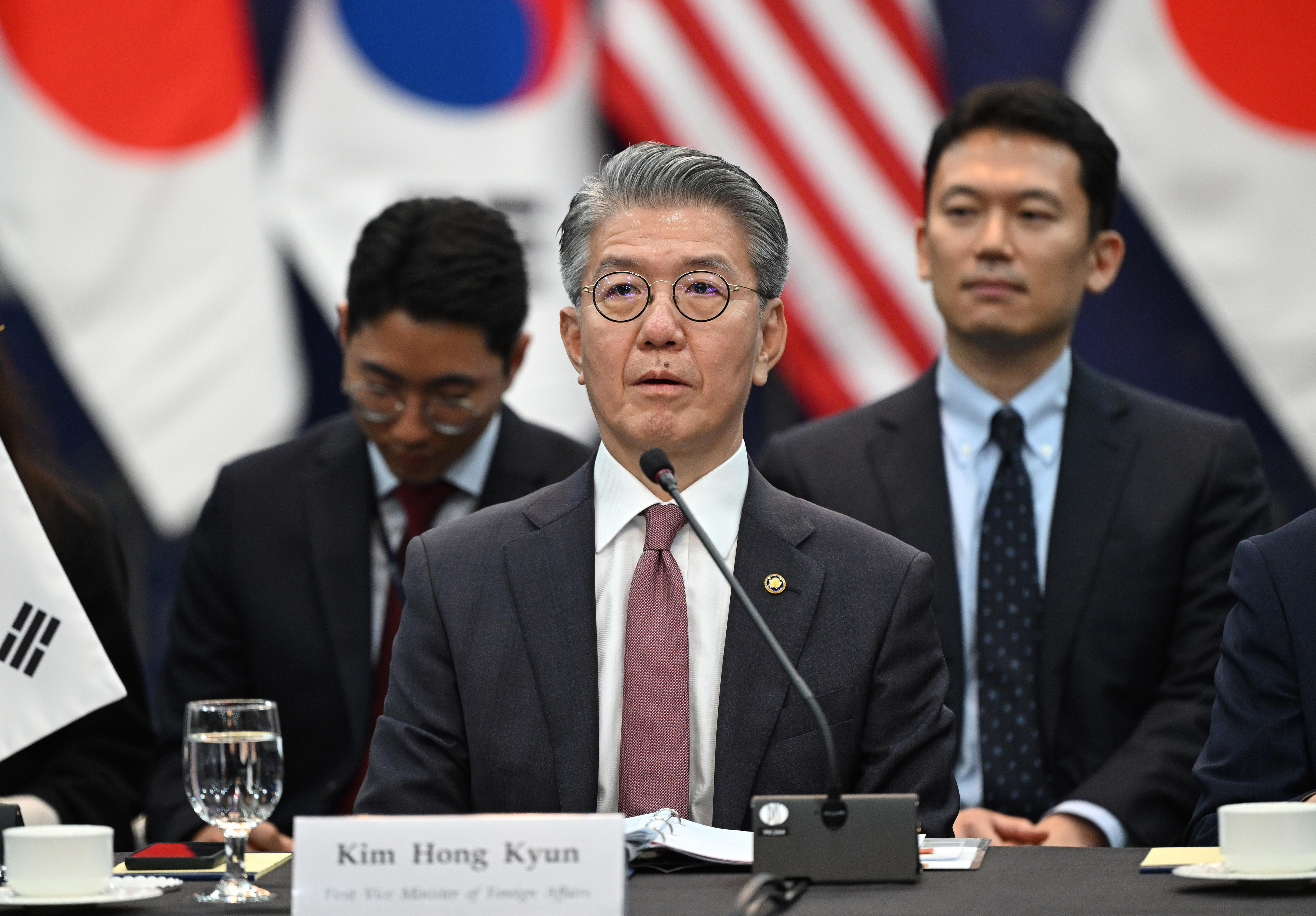 Seoul (South Korea), 16/10/2024.- South Korea's First Vice Foreign Minister Kim Hong-kyun (C) attends a US-ROK-Japan trilateral meeting at the foreign ministry in Seoul, South Korea, 16 October 2024. US Deputy Secretary of State Campbell is visiting Japan and South Korea between 15 and 17 October. (Japón, Corea del Sur, Seúl) EFE/EPA/JUNG YEON-JE / POOL