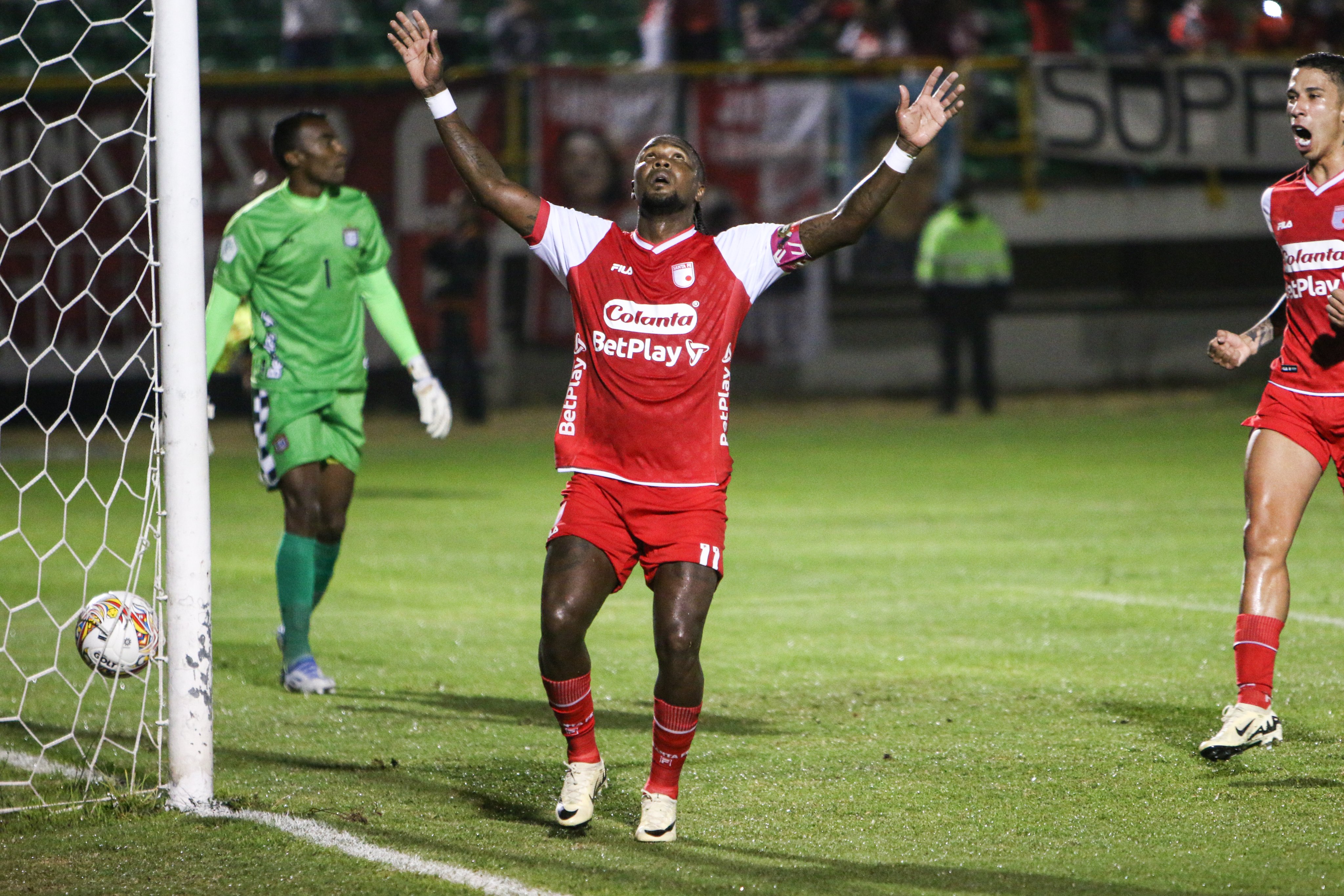 Con goles de Rodallega y Chaverra, Santa Fe ganó 2-1 a Boyaca Chicó
