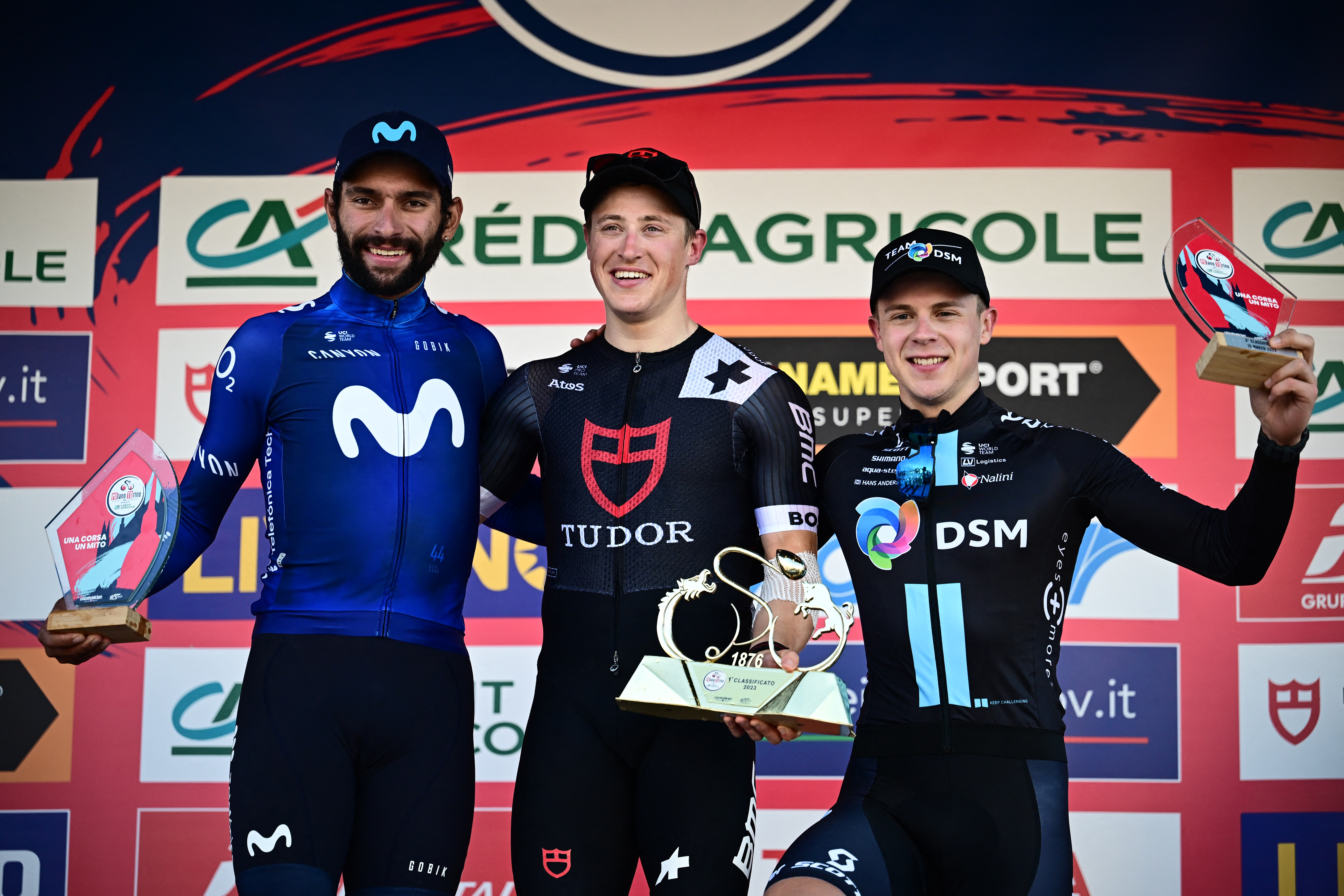 Fernando Gaviria, en el podio de la Milano-Torino 2023