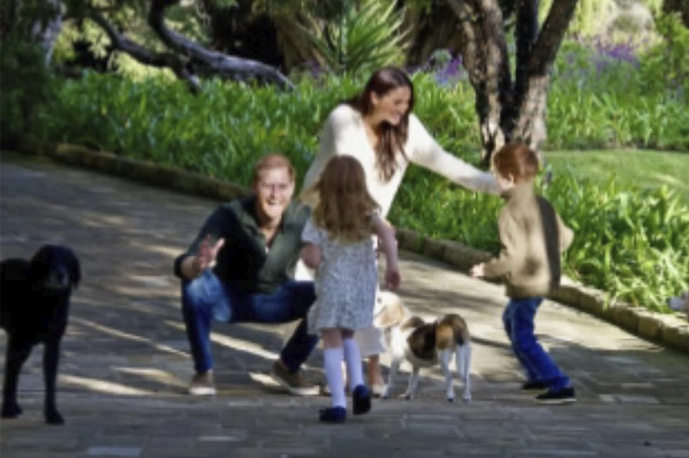 Harry y Meghan publican foto de Navidad con sus hijos. Así lucen Archie y Lilibet