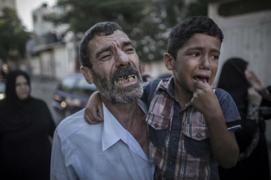 El padre y el hermano de dos de los niños asesinados en un bombardeo de la flota israelí en el puerto de Gaza
