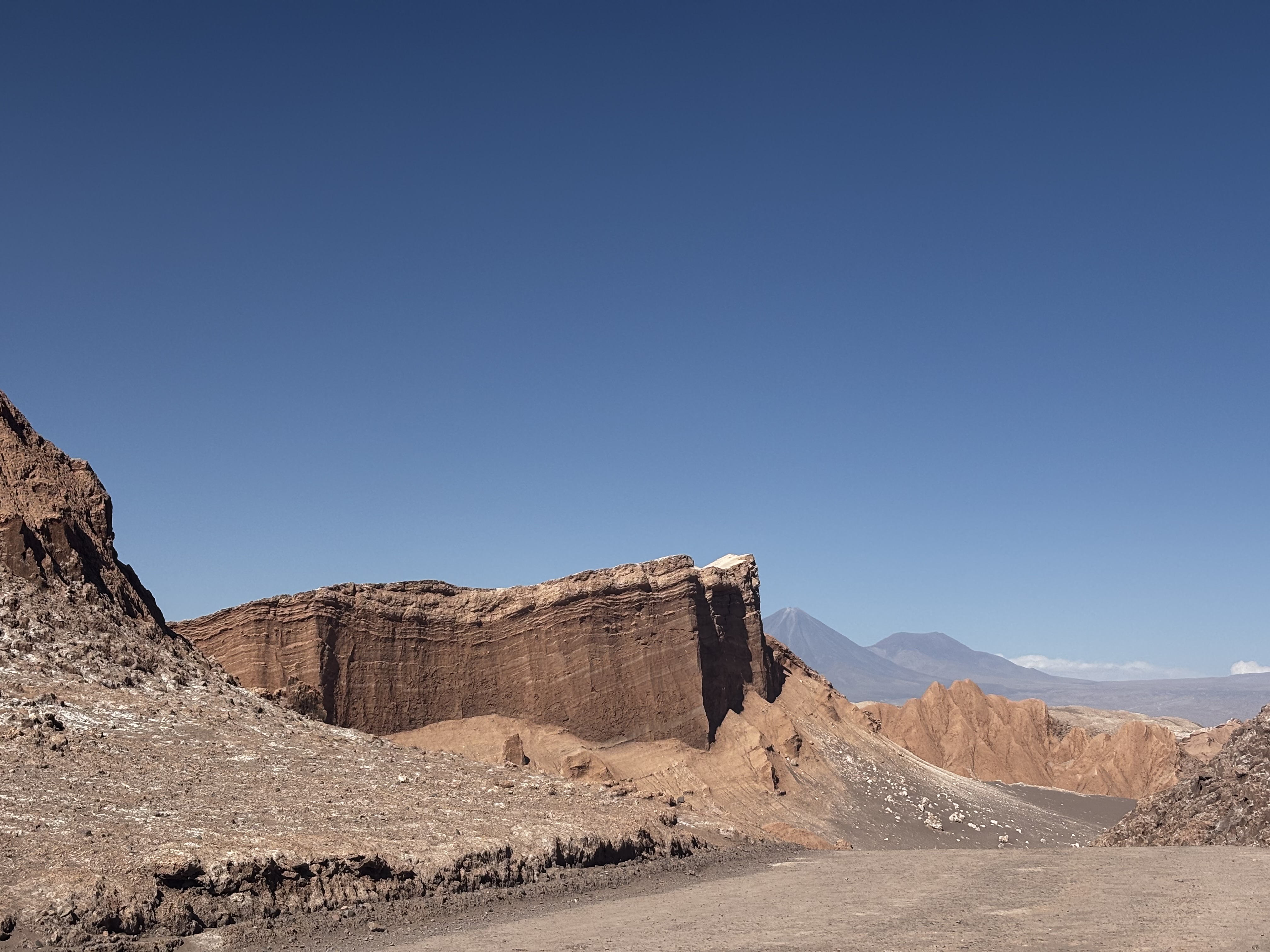 Dunas interminables a la vista, grandes formaciones rocosas de color rojizo, el olor único del azufre, la aridez; todo es una experiencia que se vive al dar una caminata por el Valle de la Luna.