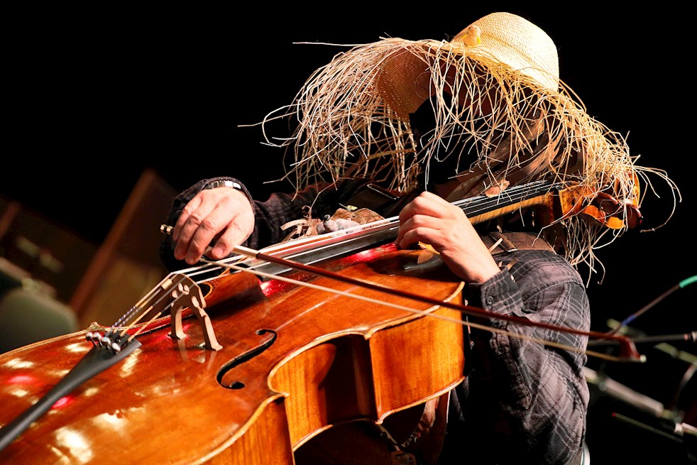 Músicos de la Orquesta Filarmónica de Bogotá disfrazados para conmemorar el día de Halloween.