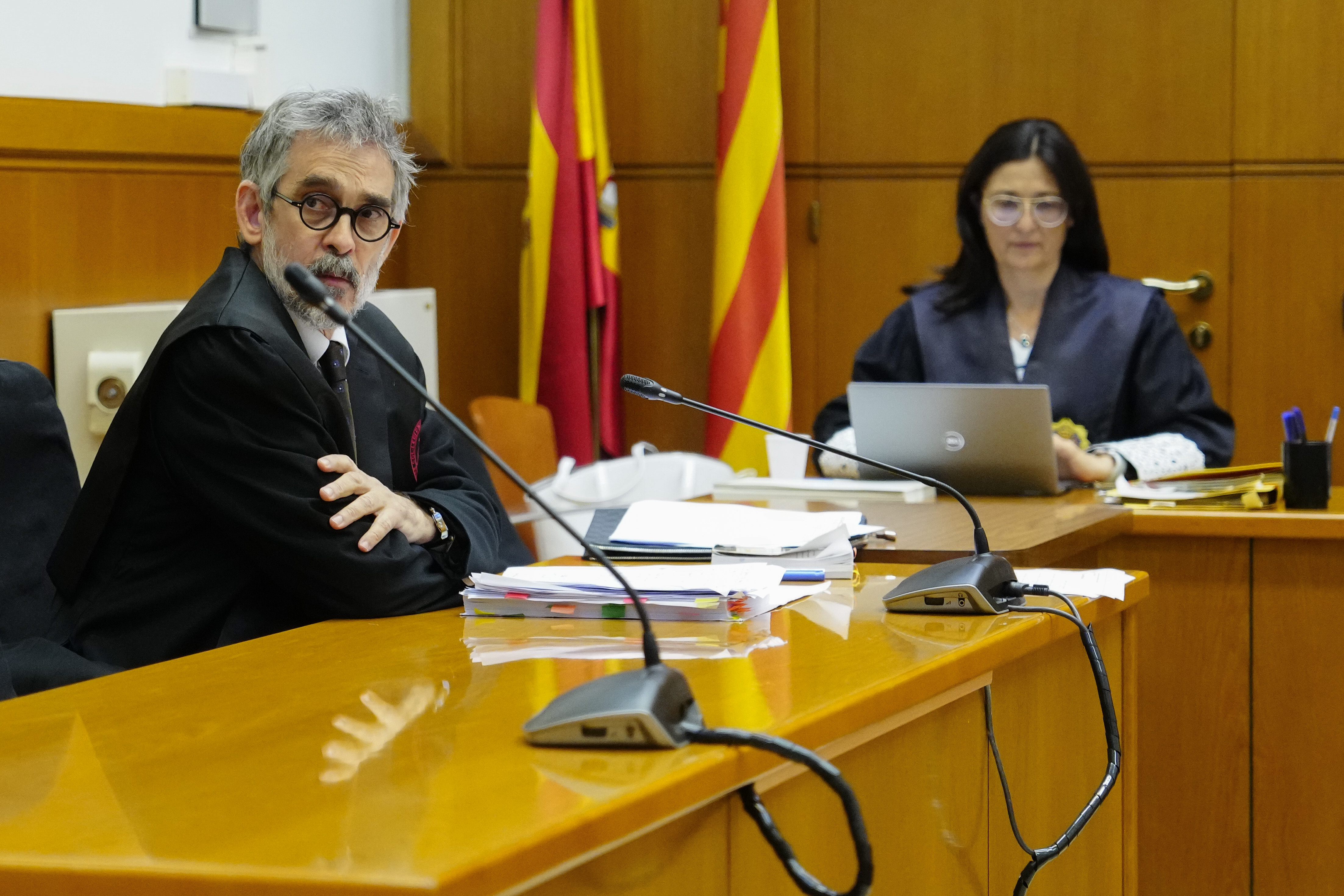 GRAFCAT1398. BARCELONA (ESPAÑA), 09/06/2023.- El abogado de Dani Alves, Cristobal Martell (i) en la Audiencia de Barcelona, que celebra este viernes una vista para decidir sobre el recurso de la defensa del exjugador del FC Barcelona   contra de su prisión preventiva, en la que permanece desde el 20 de enero acusado de violar a una joven de 23 años en los lavabos de la discoteca Sutton de Barcelona.EFE/ Enric Fontcuberta/POOL