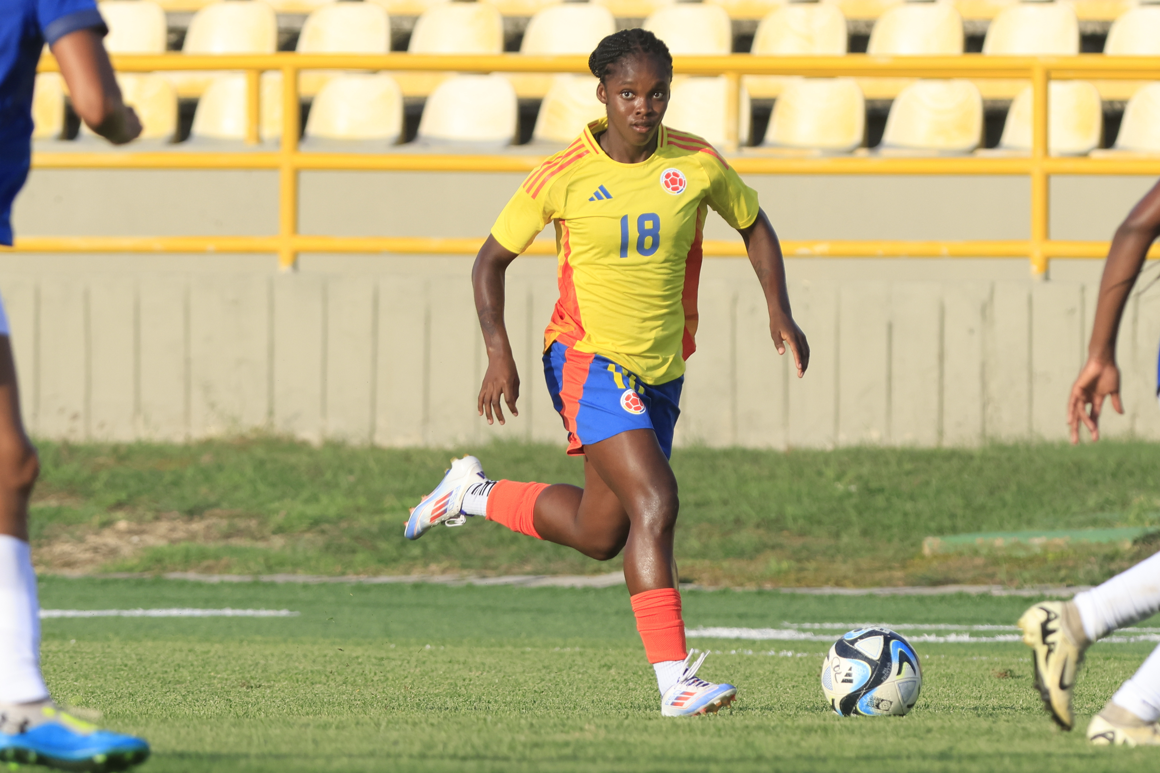 AMDEP3670. CARTAGENA (COLOMBIA), 14/07/2024.- Linda Caicedo de Colombia avanza con el balón este sábado, en un partido amistoso internacional entre las selecciones femeninas de Colombia y Ecuador, en el estadio Jaime Morón en Cartagena (Colombia). EFE/ Ricardo Maldonado Rozo