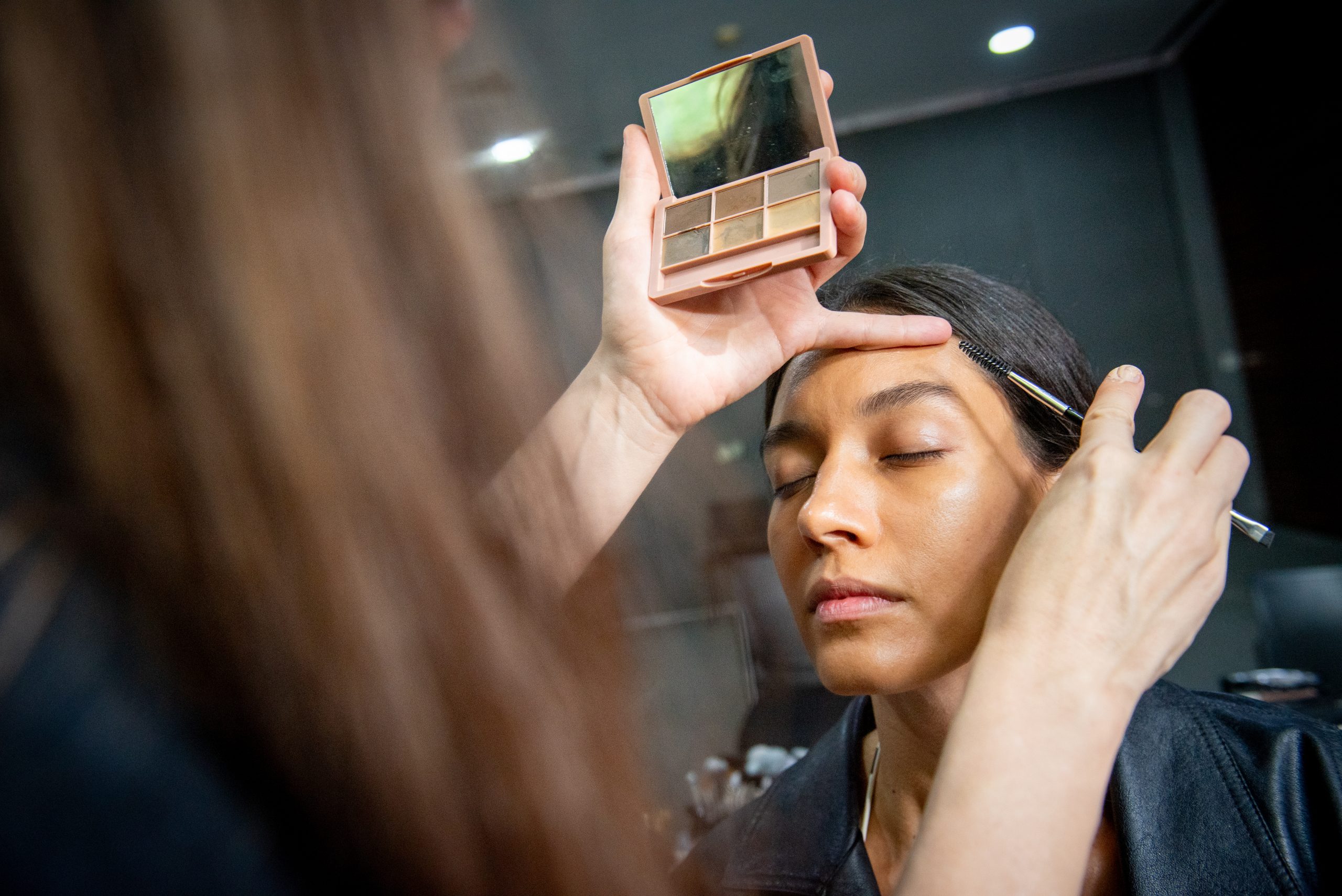 Lo que será tendencia en maquillaje y peinado en 2027 y ya se ve en Colombiamoda