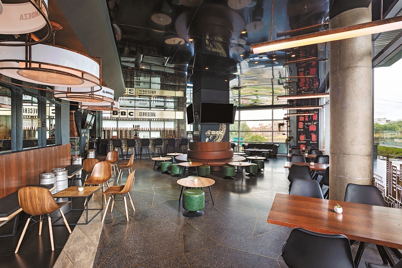 Dentro de las instalaciones del W Bogotá se encuentra un BBC, con una deliciosa oferta de cervezas y comida.