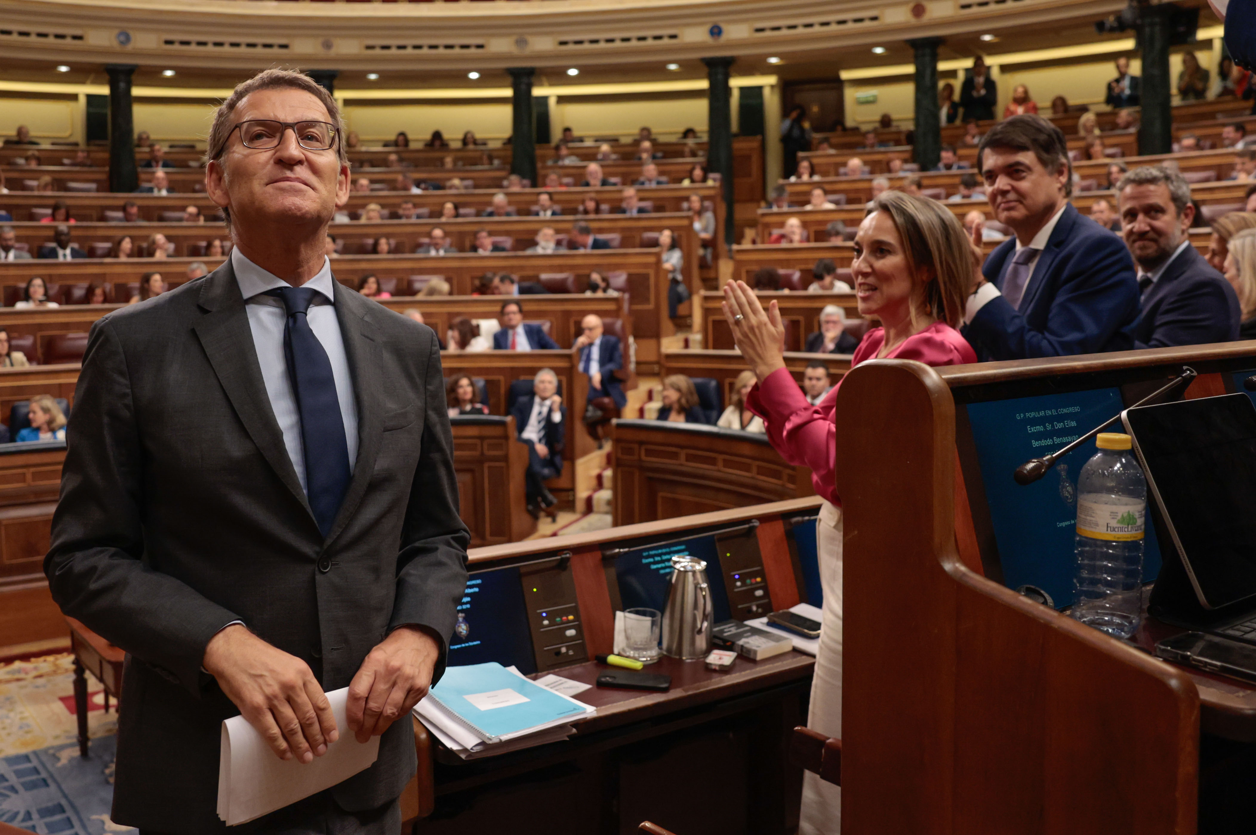 MADRID, 27/09/2023.- El candidato a la presidencia del Gobierno y presidente del PP, Alberto Núñez Feijóo, es ovacionado por la bancada popular tras una de sus intervenciones en la segunda jornada del debate de su investidura, en el Congreso este miércoles. EFE/Sergio Pérez