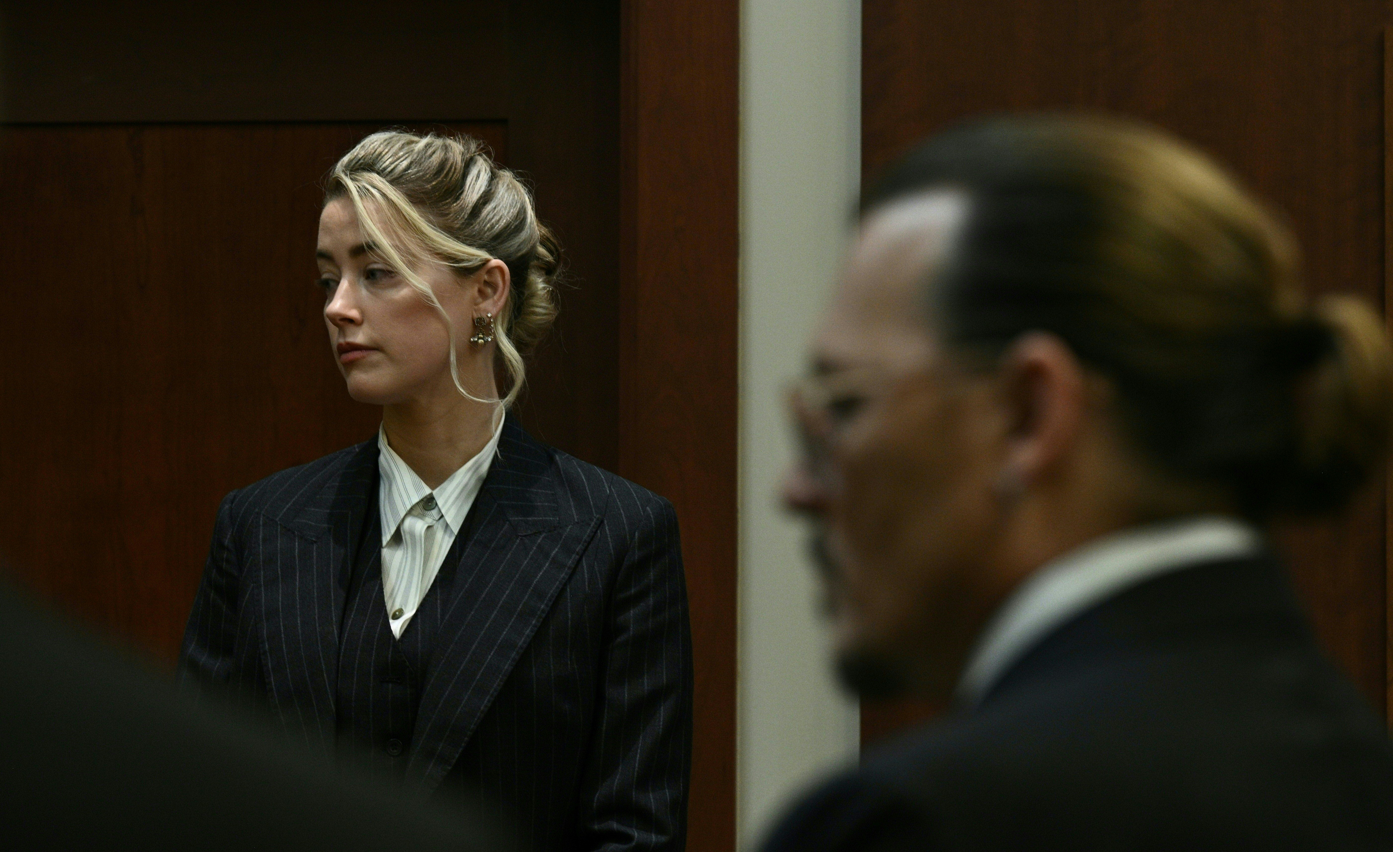 Fairfax (United States), 17/05/2022.- US actors Amber Heard (L) and Johnny Depp (R) look on as the jury walks back into the courtroom following a lunch break during the Depp vs Heard defamation trial at the Fairfax County Circuit Courthouse in Fairfax, Virginia, USA, 17 May 2022. US actor Johnny Depp's 50 million US dollar defamation lawsuit against his ex-wife, US actress Amber Heard, started on 10 April. (Estados Unidos) EFE/EPA/BRENDAN SMIALOWSKI / POOL