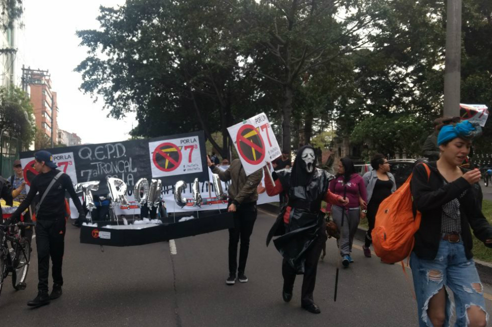 Ciudadanos protestan por la construcción de Transmilenio por la Séptima