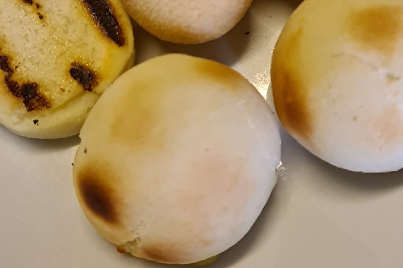 Cómo hacer arepas de arroz colombianas