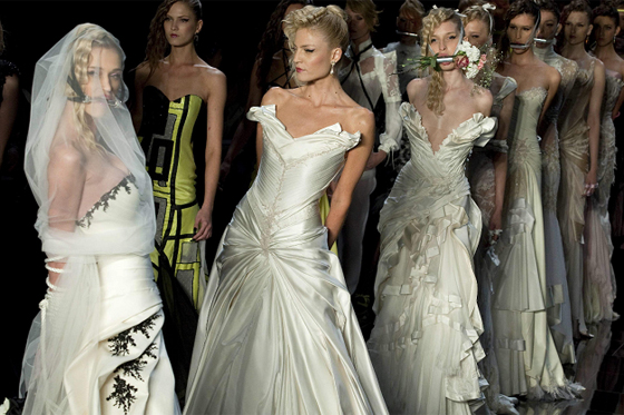Novias calladas y atadas